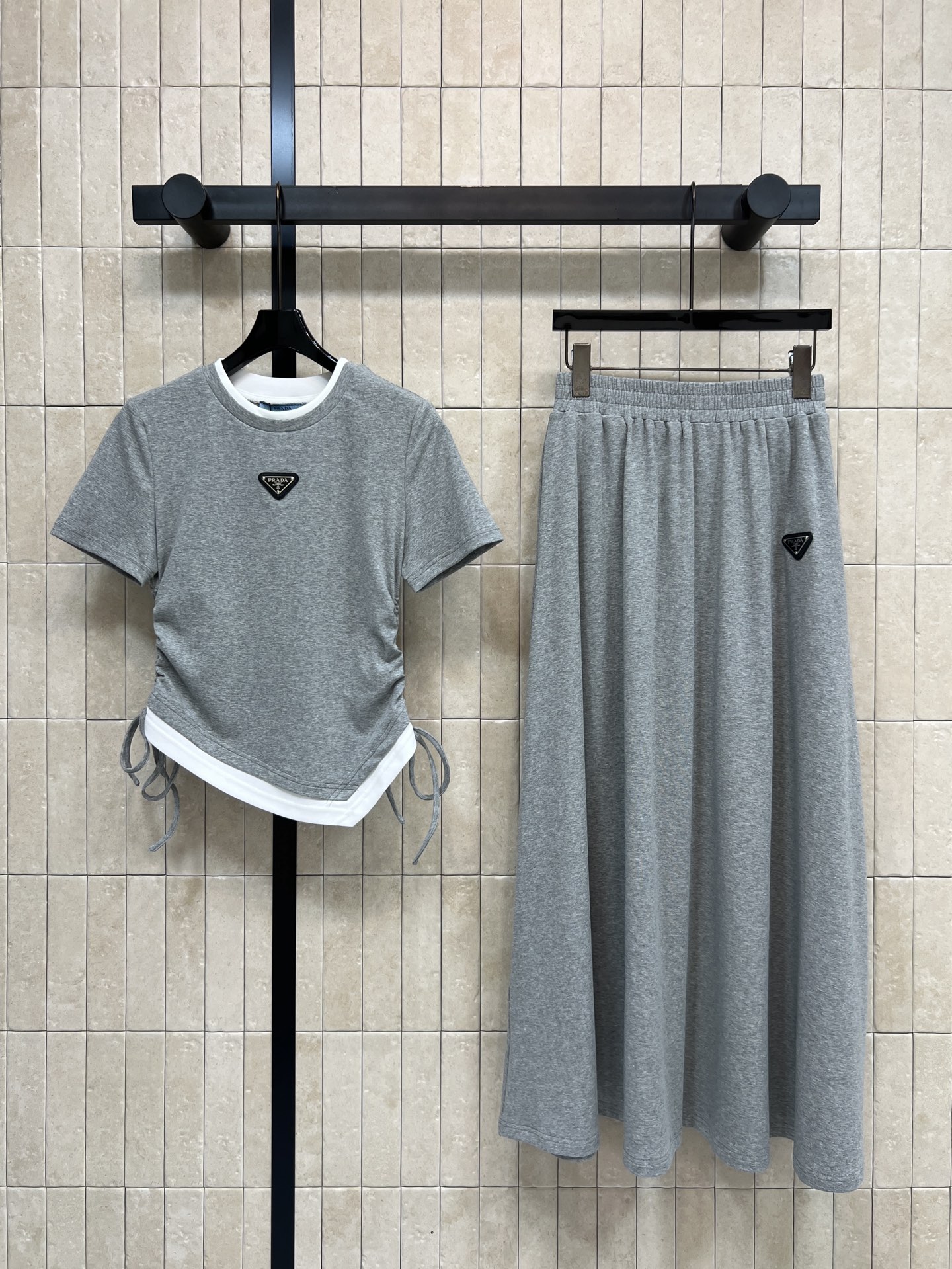 NO:752997,PD Home 26 new spring and summer style sports suit with drawstring design. Irregular short sleeves + skirt. Cotton fabric is soft and comfortable. Suitable for daily casual or light sports wear. Round neck short sleeves with triangular logo on the chest. Irregular design on the sides + adjustable drawstring. Full sense of layering. The upper body is simple and versatile. Low-key and durable. Three colors and three sizes. Size/S-M-L,, dior, skirts, T-shirt,19860909PD家 26春夏新款 抽绳设计运动套装 不规则短袖+半身裙 棉质面料柔软舒适 适合日常休闲或轻运动穿搭 圆领短袖胸前有三角形标志 侧边不规则设计+抽绳可调节松紧 层次感满满 一套上身整体简约百搭 低调耐看 三色三码 Size/S-M-L,,dior,skirts,T-shirt,,Women's clothing