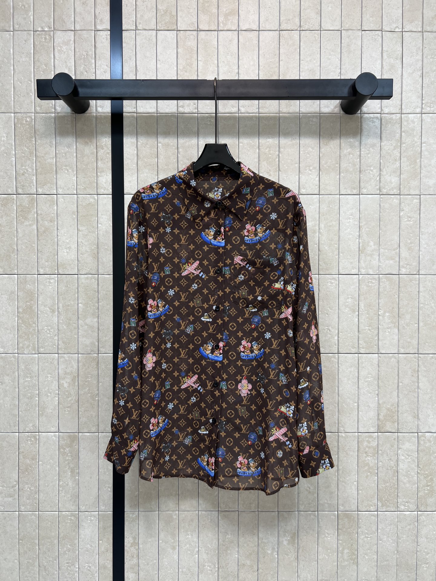 NO:753001,L's new spring and summer 26 brown Monogram printed shirt, classic brown with cartoon elements, fun and luxurious!  Light and slightly see-through fabric, perfect for spring and autumn. Loose fit + long-sleeved design. Comfortable and fashionable. Great to wear alone or layered. Easily create a layered look. Suitable for daily or luxury occasions. Size/S-M-L,,louis vuitton,shirts,19860909L家 26春夏新款 棕色Monogram印花衬衫 经典棕色搭配卡通元素 趣味又奢华！轻薄微透视面料 春秋穿超合适 宽松版型+长袖设计 舒适又时髦 单穿或叠搭都很出彩 轻松打造层次感穿搭 日常或轻奢场合都能驾驭一色三码 Size/S-M-L,,louis vuitton,shirts,,Women's clothing