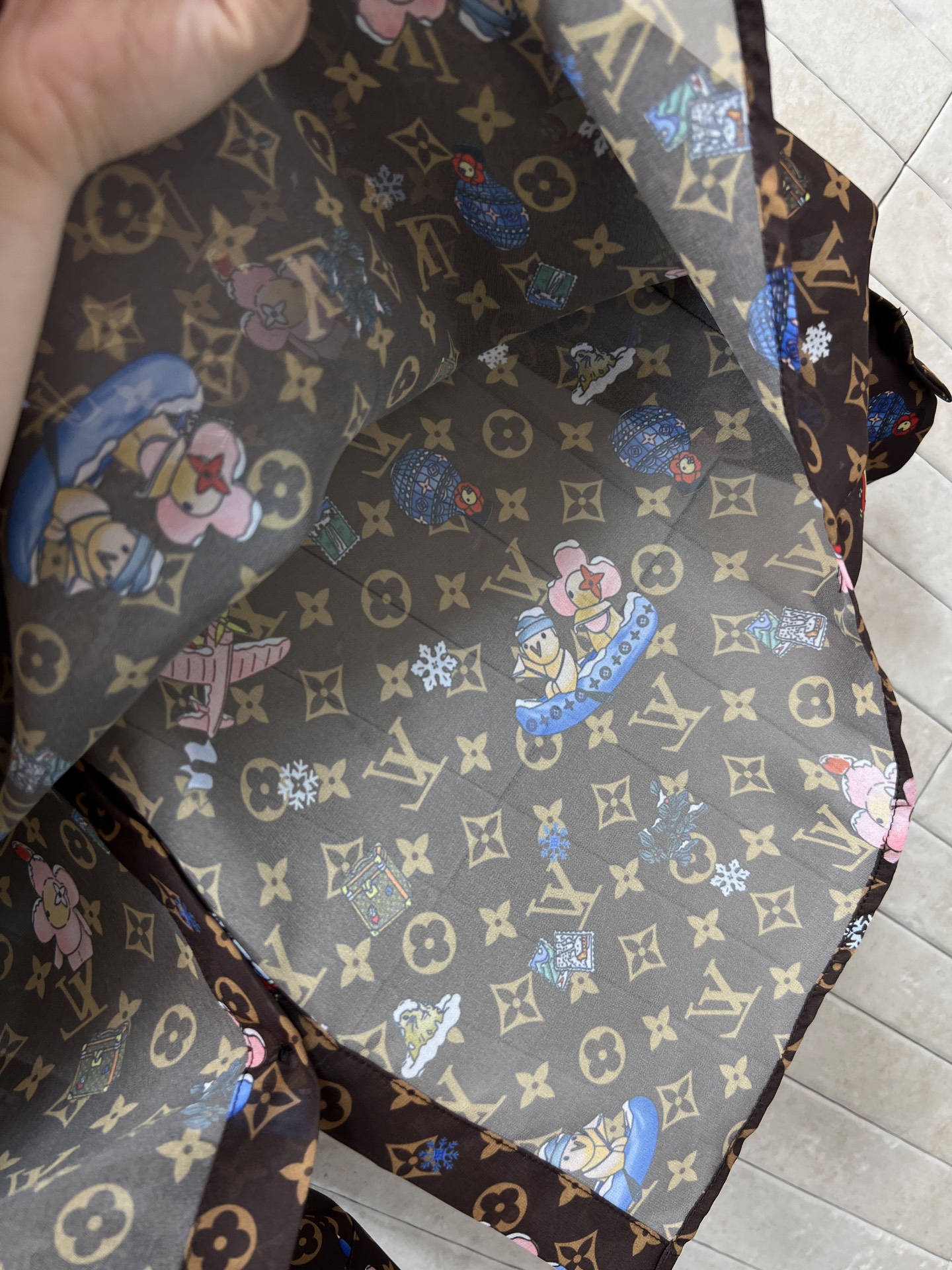 L家 26春夏新款  棕色Monogram印花衬衫 经典棕色搭配卡通元素 趣味又奢华！轻薄微透视面料 春
