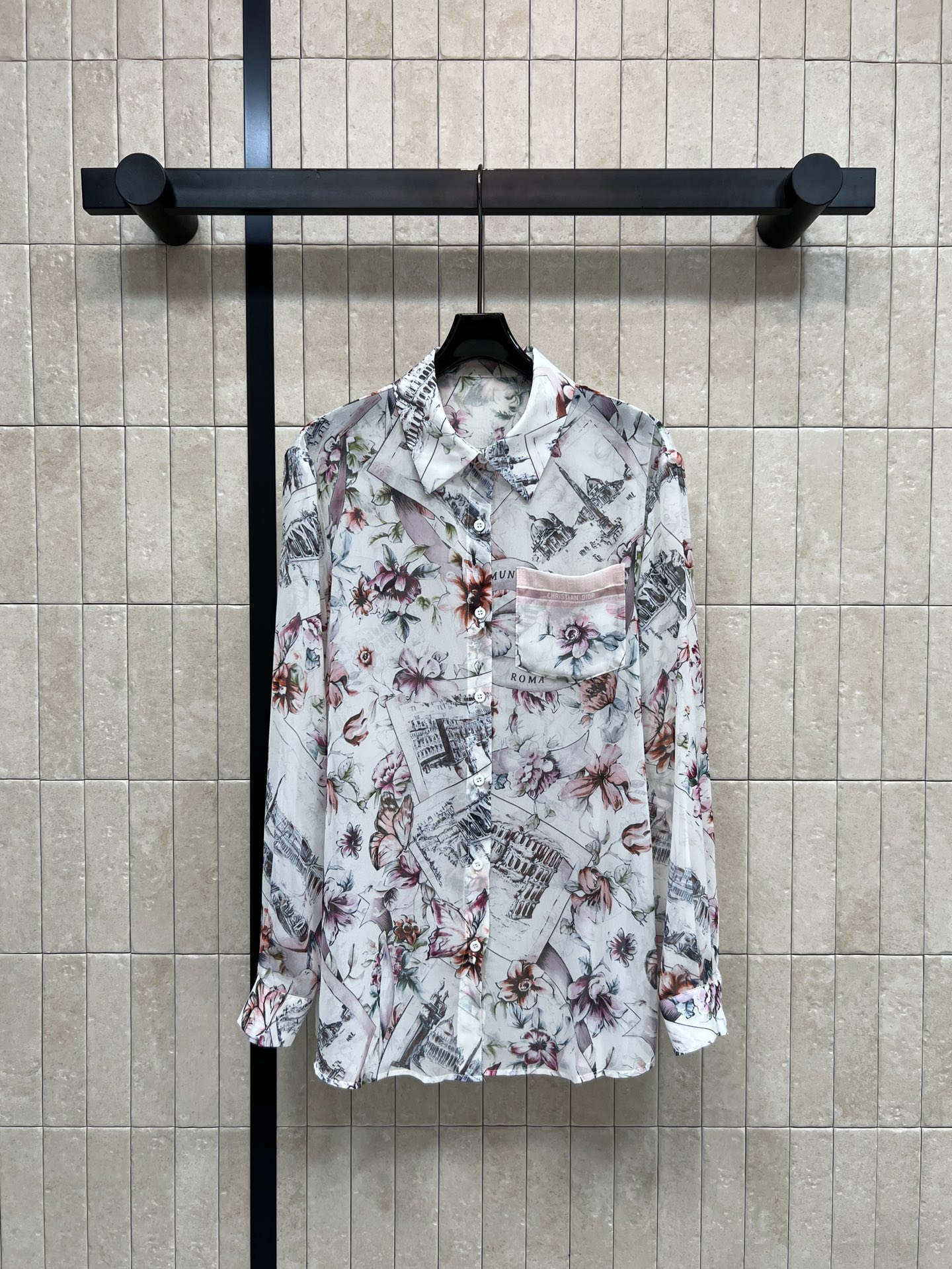 NO:753005,The new spring and summer 26 floral print design shirts are made of light and breathable fabrics. The fusion of flowers and architectural elements is full of artistic sense!  White background color with pink and gray prints, full of romantic retro atmosphere. Pink splicing pocket on the left chest, full of details. Button placket design, super easy to put on and take off. Can be easily used for daily commuting and leisure outings. Pair with jeans or skirts. Elegant and casual. Easily get a fashionable look. One color, three sizes. Size/S-M-L,,skirts,jeans,shirts,1986090926春夏新款 花卉印花设计感衬衫 采用轻薄透气面料 花卉与建筑元素融合 艺术感满满！白色底色配粉红、灰色印花 浪漫复古氛围拉满 左胸粉色拼接口袋 细节感十足 纽扣开襟设计 穿脱超方便 日常通勤、休闲出游都能轻松驾驭 搭配牛仔裤或半裙 优雅又随性 轻松get时髦造型一色三码 Size/S-M-L,,skirts,jeans,shirts,,Women's clothing