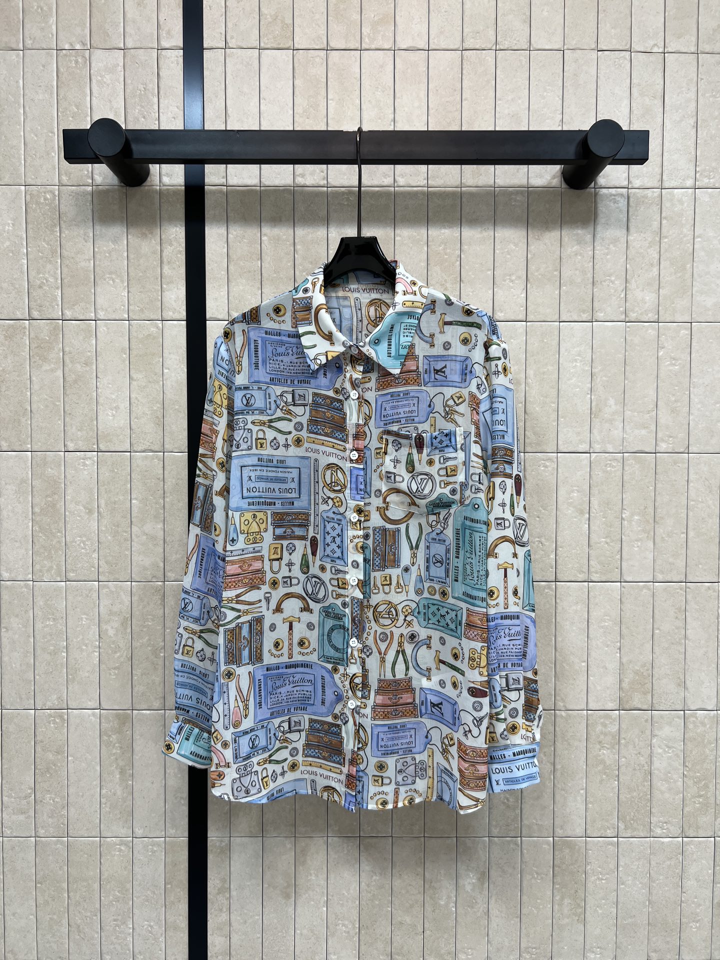 NO:753009,L's new spring and summer 26 classic Monogram pattern printed shirt is made of light and slightly see-through fabric, super breathable for spring and summer wear!  Fully printed with the classic Monogram pattern, it incorporates elements such as buildings, keys, shields, etc. It is full of artistic sense. It has a loose fit and long-sleeved design. It looks great when worn alone or layered. It is easy to create a fashionable layered design. It can be easily used for daily commuting and leisure occasions. Fashionable and versatile!  One color and three sizes Size/S-M-L,,louis vuitton,shirts,19860909L家 26春夏新款 经典Monogram图案印花衬衫 采用轻薄微透视面料 春夏穿超透气！满印经典Monogram图案 融合建筑、钥匙、盾牌等元素 艺术感满满 宽松版型+长袖设计 单穿或叠搭都很出彩 轻松打造时尚层次感计 日常通勤、休闲场合都能轻松驾驭 时髦又百搭！一色三码 Size/S-M-L,,louis vuitton,shirts,,Women's clothing