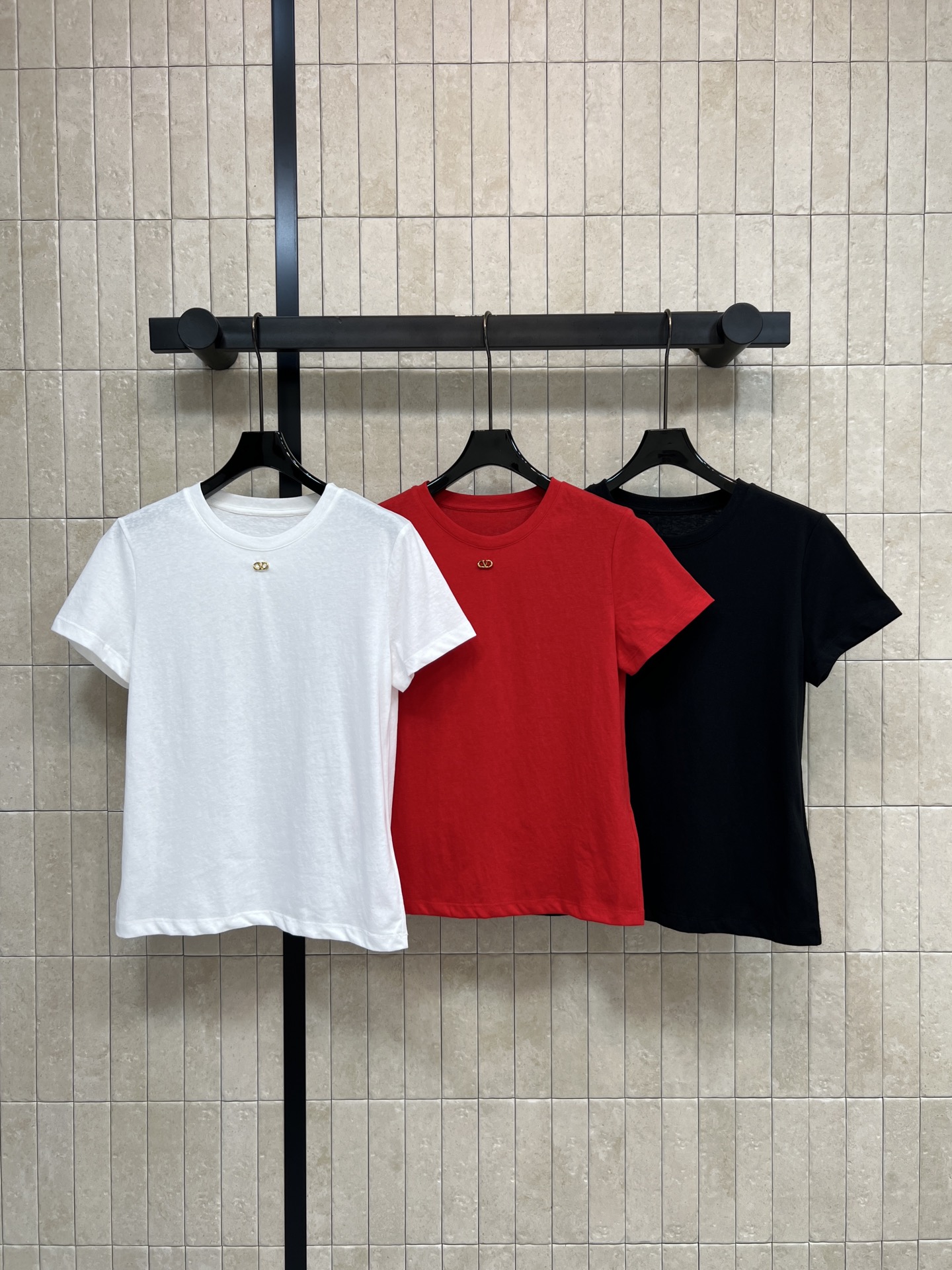 NO:753013,CD Home's 26 spring and summer new style, right shoulder short-sleeved T-shirt, made of pure cotton fabric, breathable and comfortable, perfect for summer!  The straight shoulder cut modifies the shoulder line, making it look slimmer and enhancing your temperament. The round neck with CD logo decoration is simple and elegant. The neckline is reinforced and not easily deformed. It is very durable and can be easily held in jeans or skirts. It is OK for commuting and leisure!  The fabric is soft and skin-friendly, and it is very comfortable to wear next to the body. It is a must-have basic model for summer wardrobe ~ three colors and three sizes Size/S-M-L, dior, skirts, jeans, T-shirt, tees, t-shirt,19860909CD家 26春夏新款 正肩短袖T恤 采用纯棉面料 透气又舒适 夏天穿超合适！正肩剪裁修饰肩部线条 显瘦又提升气质 CD小标装饰圆领设计简约大方 领口加固不易变形 耐穿性满 无论牛仔裤还是裙装都能轻松hold住 通勤休闲都OK！面料柔软亲肤 贴身穿着也很舒服 夏季衣橱必备基础款哦~三色三码 Size/S-M-L,,dior,skirts,jeans,T-shirt,tees，t-shirt,,Women's clothing