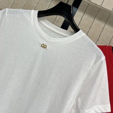 CD家 26春夏新款 正肩短袖T恤 采用纯棉面料 透气又舒适 夏天穿超合适!正肩剪裁修饰肩部线条 显瘦又 CD家 26春夏新款 正肩短袖T恤 采用纯棉面料 透气又舒适 夏天穿超合适!正肩剪裁修饰肩部线条 显瘦又