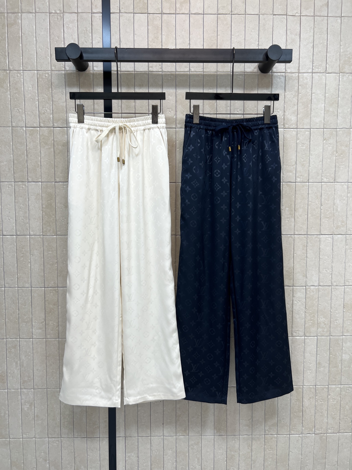 NO:753019,L's new spring and summer 26 presbyopic jacquard wide-leg pants, custom-made full-print presbyopic jacquard fabric, great drape, breathable and comfortable, perfect for spring and summer!  High waist + drawstring design, modified waistline, easy to put on and take off, loose straight version, slimming and covering the body, super friendly for pear-shaped figures, perfect texture, very lazy and casual with T-shirts or shirts, easy to control for commuting, vacation, and daily life ~ two colors and three sizes Size/S-M-L,, louis vuitton, shirts, tees, t-shirt,19860909L家 26春夏新款 老花提花阔腿裤 定制满印老花提花面料 垂感超赞 透气又舒适 春夏穿超合适！高腰+抽绳设计 修饰腰线 穿脱方便 宽松直筒版型显瘦又遮肉 对梨形身材超友好 质感满分 随便搭T恤或衬衫都很慵懒随性 通勤、度假、日常都能轻松驾驭~两色三码 Size/S-M-L,,louis vuitton,shirts,tees，t-shirt,,Women's clothing