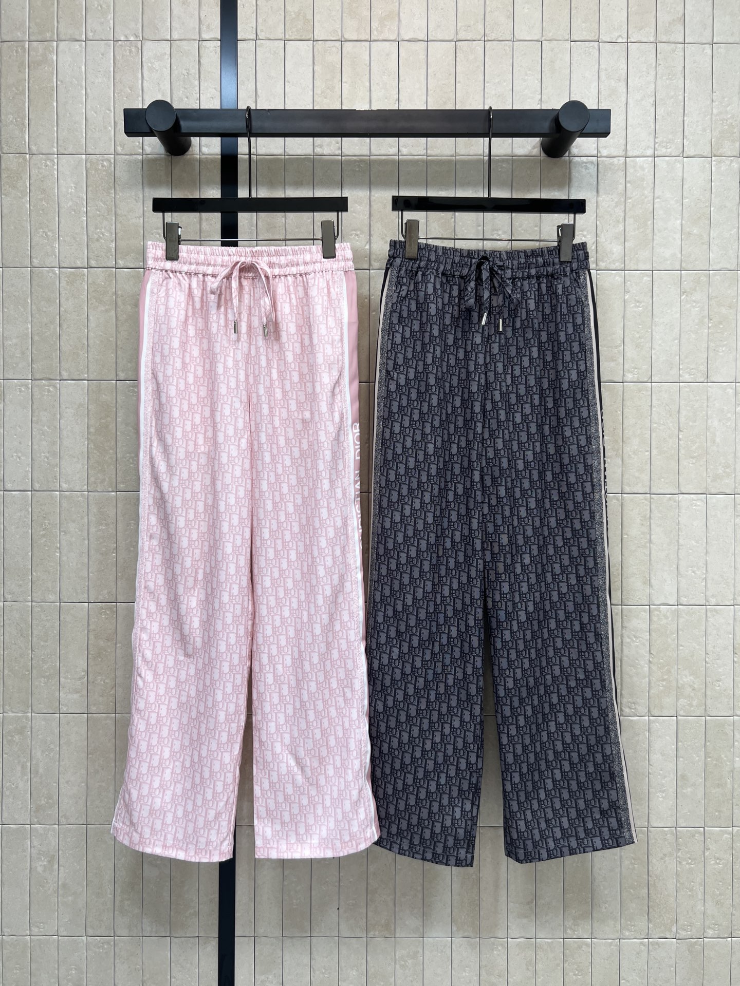 NO:753025,Djia 26 new spring and summer new D letter printed wide-leg pants, high waist elastic drawstring design, comfortable and slim!  Loose straight fit, great drape, flattering leg shape, pear-shaped figure friendly ~ the fabric is soft and skin-friendly, can be easily used for daily commuting and leisure. Pair it with a solid color top or sweater. Full marks for a lazy and fashionable feel. The trousers are loose and can move freely. Two colors and three sizes, S-M-L, dior, hoodie, sweatshirts,19860909D家 26春夏新款 D字母印花阔腿裤 高腰松紧抽绳设计 舒适又显瘦！宽松直筒版型 垂感超赞修饰腿型梨形身材友好~面料柔软亲肤日常通勤、休闲都能轻松驾驭 搭配纯色上衣或卫衣 慵懒时髦感满分计 裤脚宽松 活动自如 两色三码S-M-L,,dior,hoodie,sweatshirts,,Women's clothing