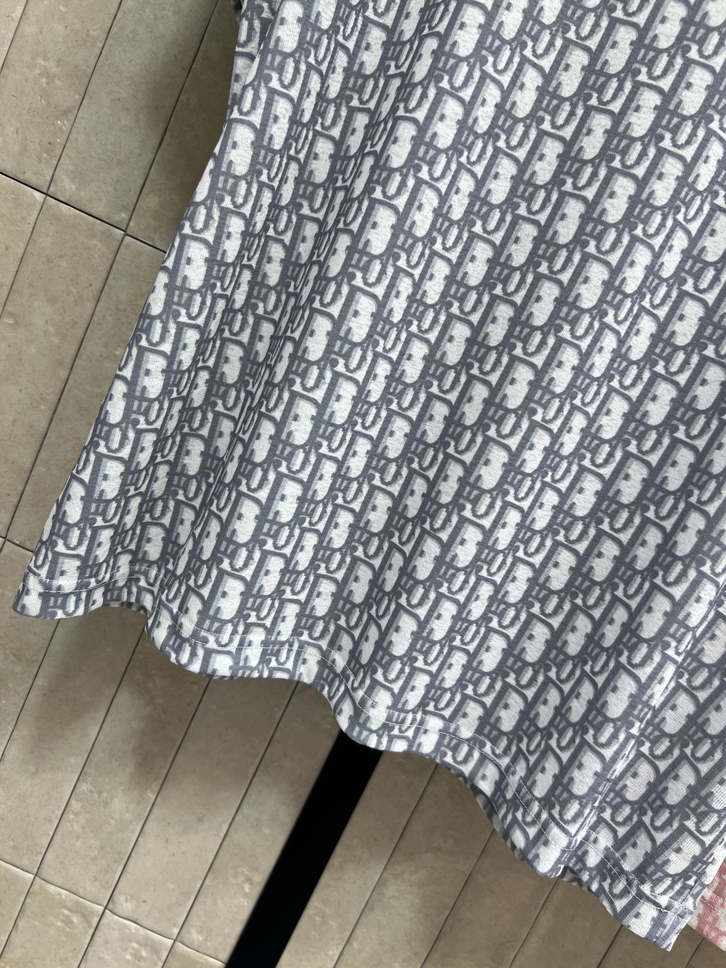 D家 26春夏新款 D字母老花短袖T恤 轻盈柔软面料 春夏穿超舒服！满印老花字母 品牌感满 左胸小口袋设