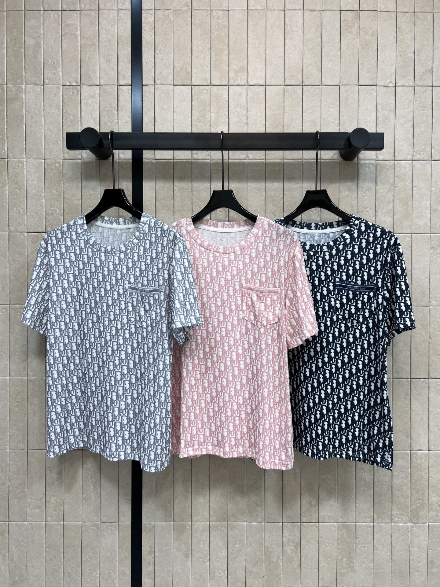 NO:753031,D Home 26 new spring and summer new D letter presbyopic short-sleeved T-shirt, light and soft fabric, super comfortable to wear in spring and summer!  Presbyopia letters are printed all over for a full sense of brand. The small pocket design on the left chest is practical and detailed. The loose fit accommodates a variety of body shapes. It is OK to wear alone or layered with it. It can easily create a casual and elegant style. Pair it with jeans or skirts. It can be easily worn for daily outings and parties. Fashionable and versatile!  Three colors and three sizes Size/S-M-L,,dior,skirts,jeans,T-shirt,tees,t-shirt,19860909D家 26春夏新款 D字母老花短袖T恤 轻盈柔软面料 春夏穿超舒服！满印老花字母 品牌感满 左胸小口袋设计 实用又有细节感计 宽松版型 包容多种身材 单穿或内搭都很OK 轻松打造休闲优雅风 搭配牛仔裤或半裙 日常出街、聚会都能轻松驾驭 时髦又百搭！三色三码 Size/S-M-L,,dior,skirts,jeans,T-shirt,tees，t-shirt,,Women's clothing