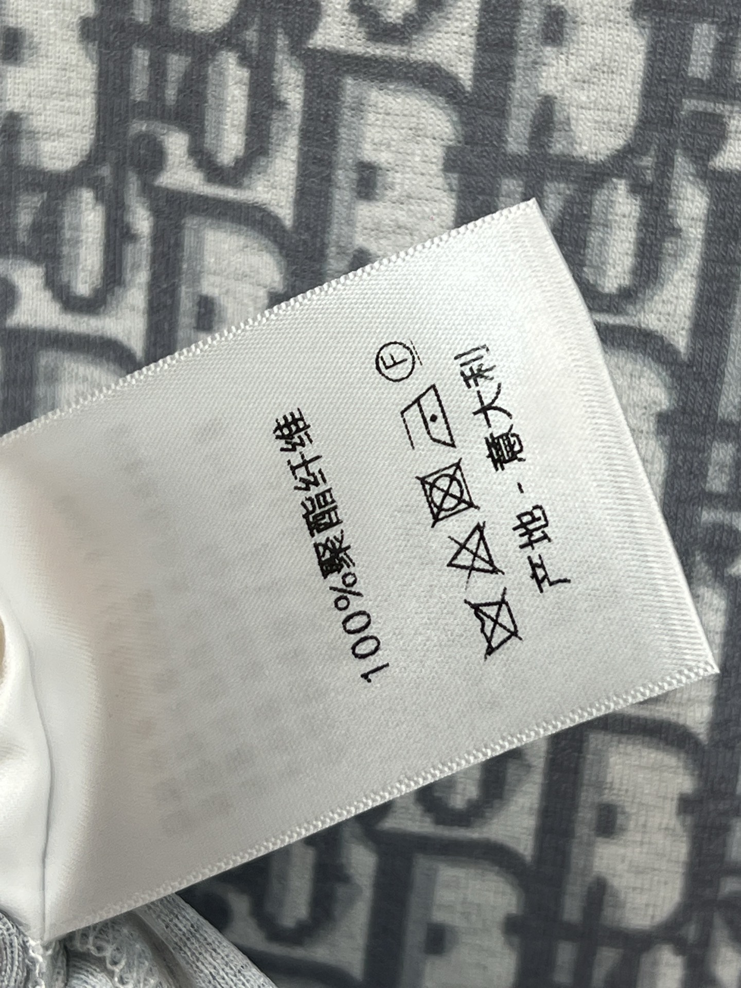 D家 26春夏新款 D字母老花短袖T恤 轻盈柔软面料 春夏穿超舒服！满印老花字母 品牌感满 左胸小口袋设