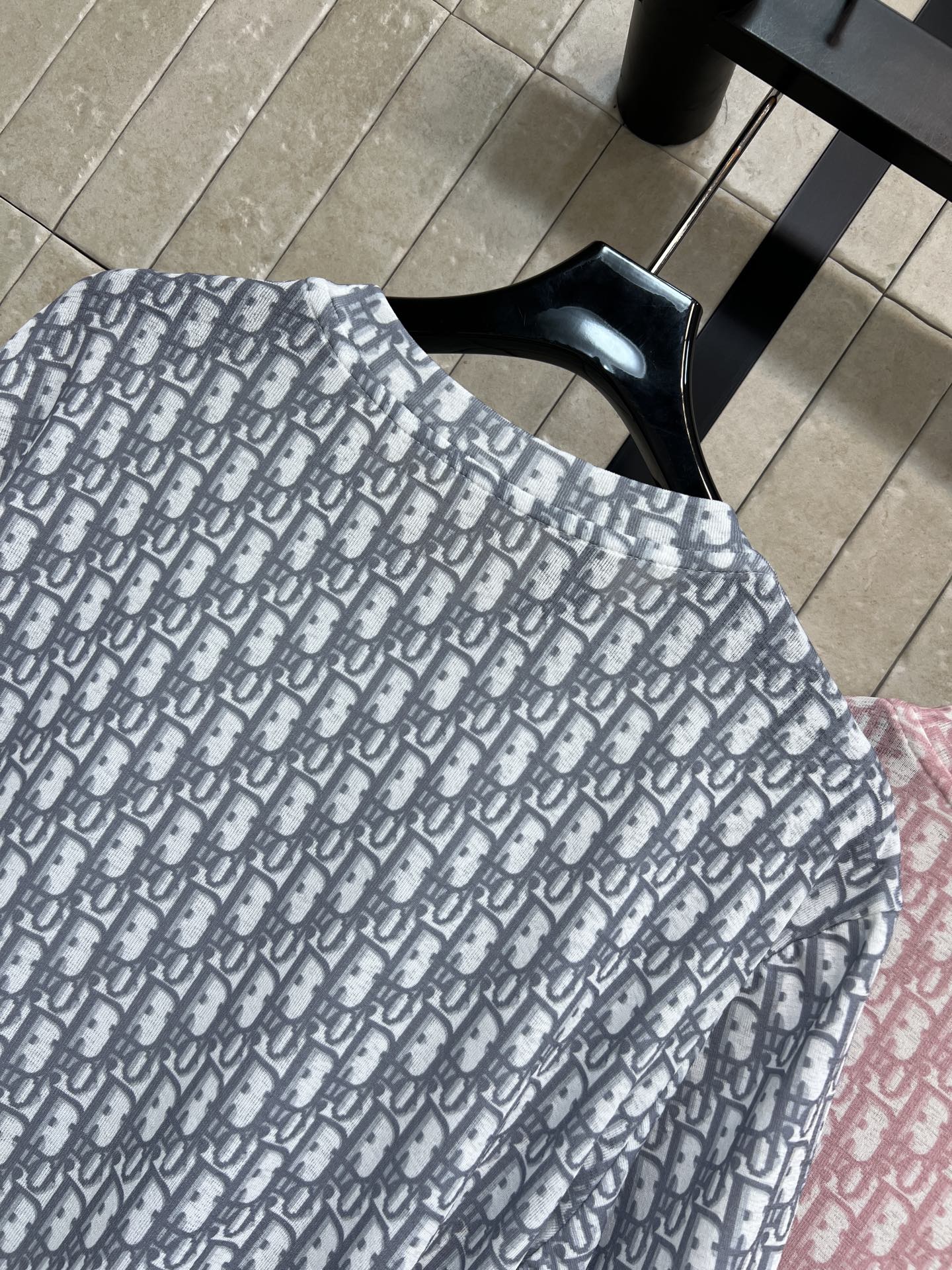 D家 26春夏新款 D字母老花短袖T恤 轻盈柔软面料 春夏穿超舒服！满印老花字母 品牌感满 左胸小口袋设