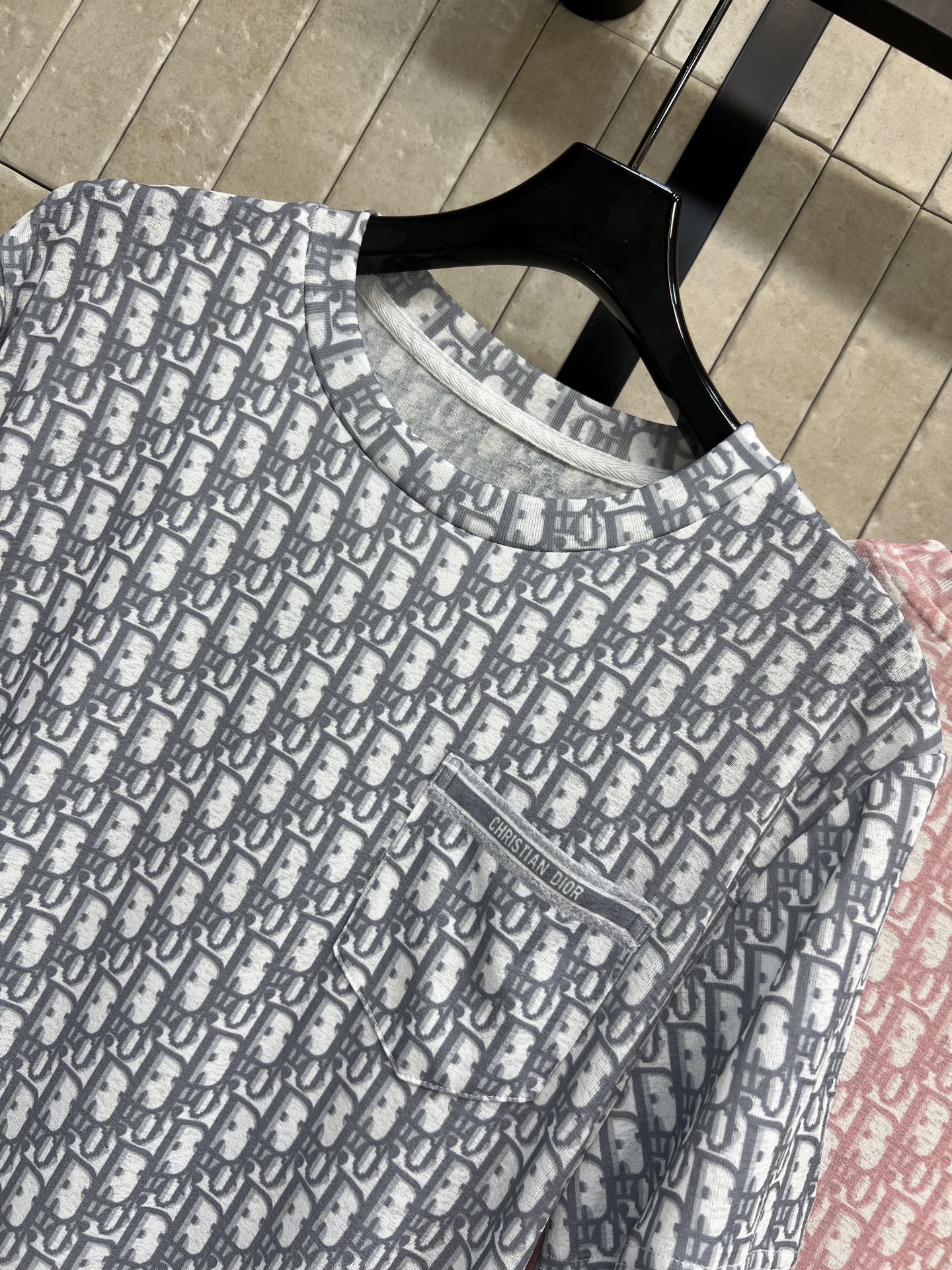D家 26春夏新款 D字母老花短袖T恤 轻盈柔软面料 春夏穿超舒服！满印老花字母 品牌感满 左胸小口袋设