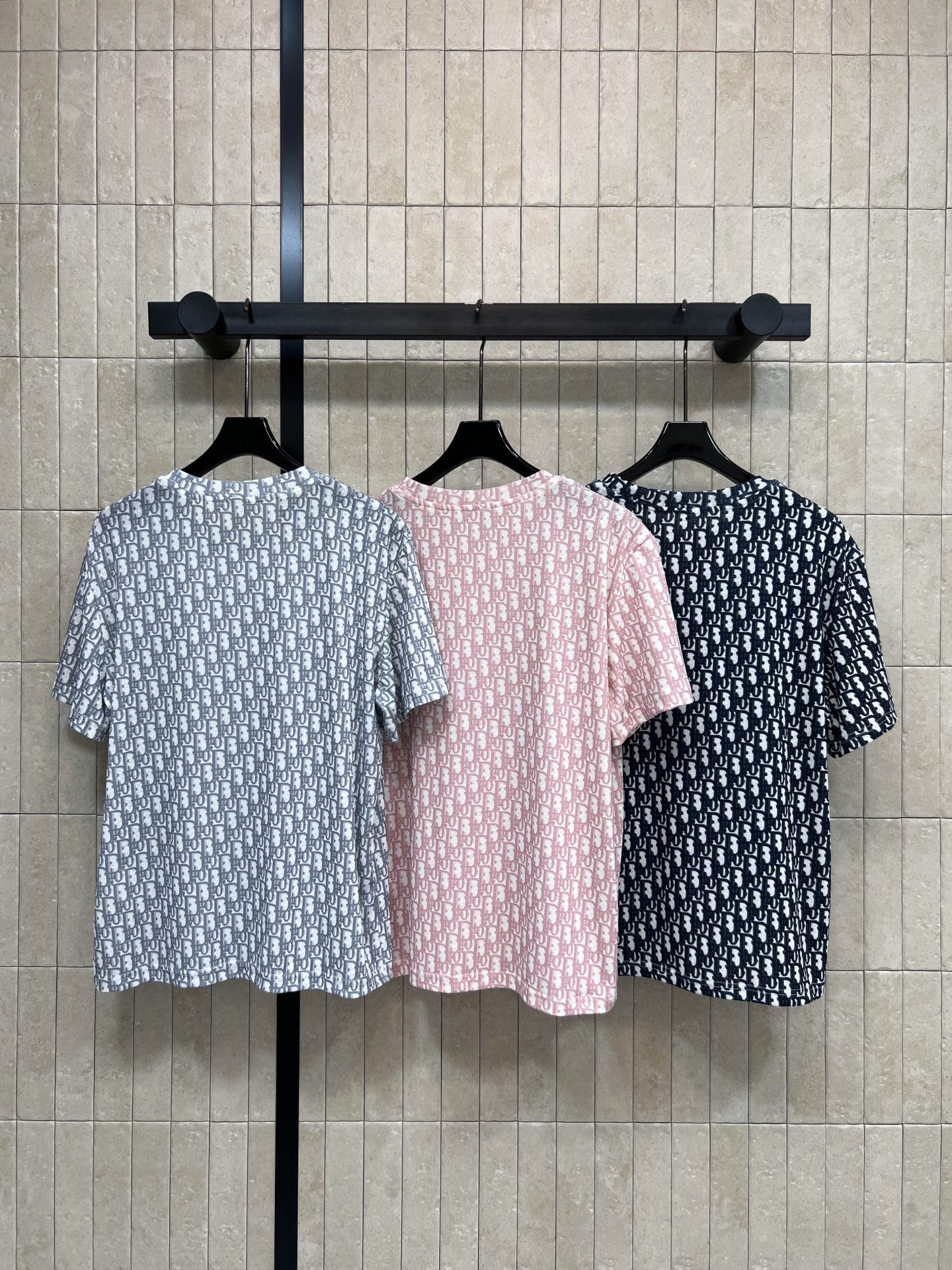 D家 26春夏新款 D字母老花短袖T恤 轻盈柔软面料 春夏穿超舒服！满印老花字母 品牌感满 左胸小口袋设