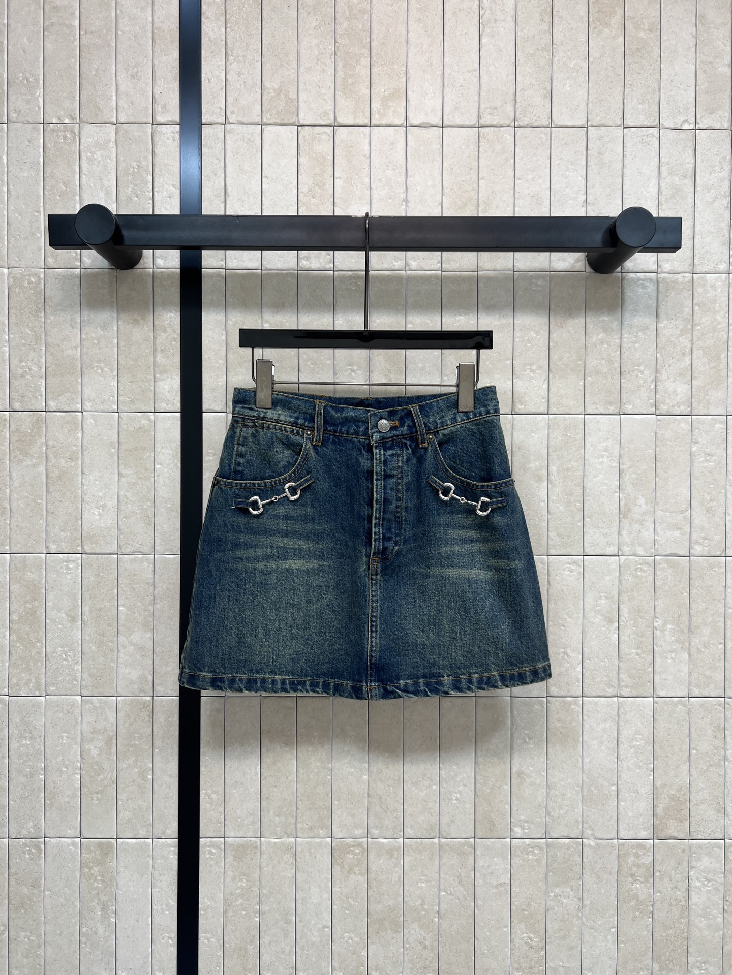 NO:753020,G Home 26 Spring and Summer New Horsebit Denim Skirt, Retro Washed Denim, Retro Distressed Texture, Super Classy!  Metal horsebit embellished on the front. Perfect brand recognition. A-line shape. Modifies the leg shape and is comfortable. Can be easily used for daily commuting and leisure. Looks great with casual sweaters or T-shirts. Sweet and cool or retro style, you can switch between four sizes in one color. Size/S-M-L-XL,,gucci,skirts,tees,t-shirt,19860909G家 26春夏新款 马衔扣牛仔半裙 复古洗牛仔布 复古做旧质感超有范！正面金属马衔扣点缀 品牌辨识度满分 A字版型 修饰腿型又舒适 日常通勤、休闲都能轻松驾驭 随便搭针织衫或T恤都很出彩 甜酷or复古风随心切换一色四码 Size/S-M-L-XL,,gucci,skirts,tees，t-shirt,,Women's clothing