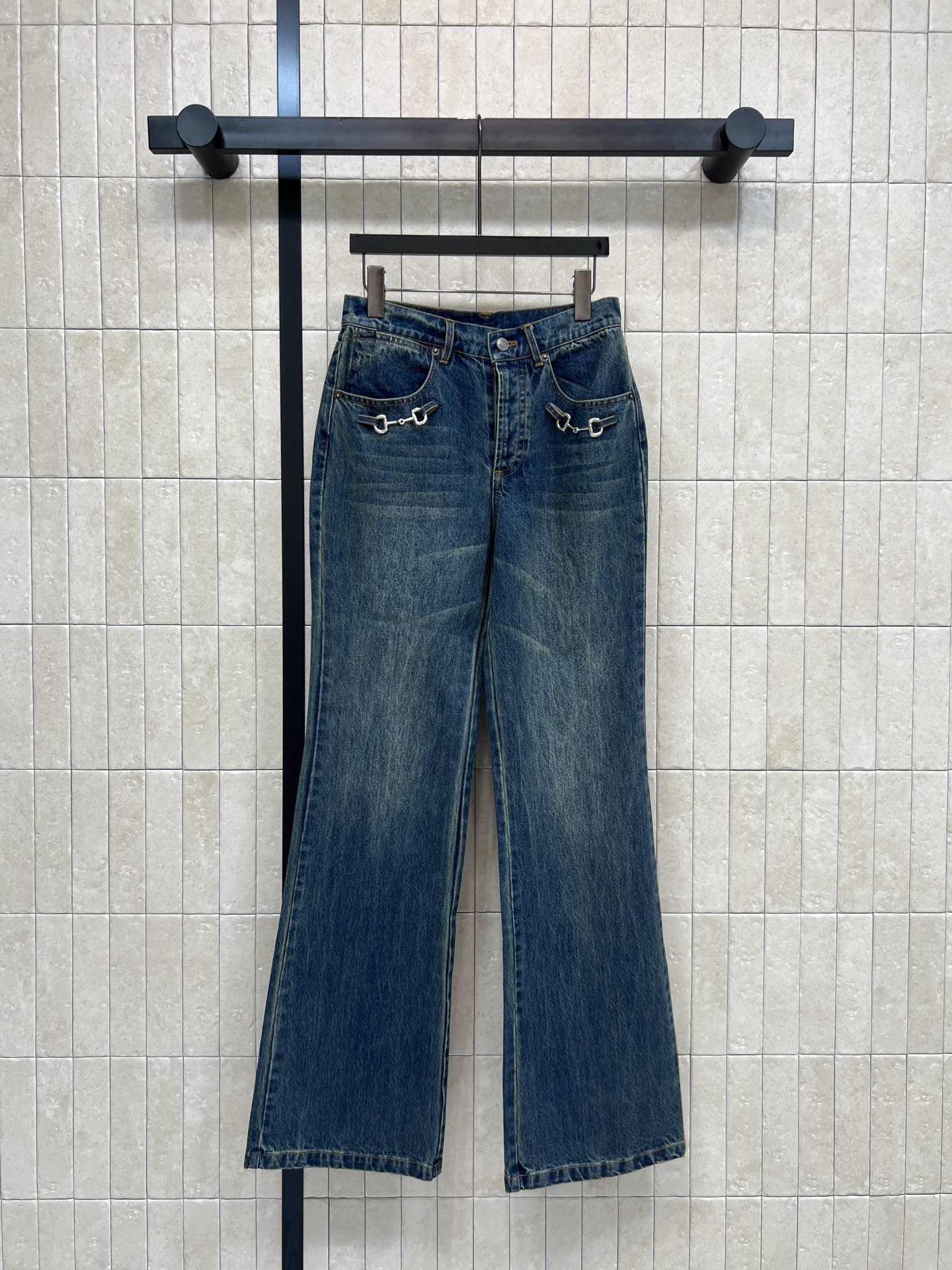 NO:753026,G Home's 26 spring and summer new style retro high-waisted bootcut jeans, retro washed fabrics, bootcut trousers to modify the leg shape, visually elongate the leg line, appear taller and slimmer, high waist design to control the abdomen, super friendly to pear-shaped and apple-shaped figures, easily cover the width of the crotch and thick thighs, metal chain decorated pockets, perfect details, fashionable feeling UP!  The fabric has good elasticity and is comfortable to wear and not tight. It can be easily used for commuting, shopping, and daily life. Pair it with a short top or shirt to easily get retro street style in one color and four sizes. Size/S-M-L-XL,,gucci,jeans,shirts,19860909G家 26春夏新款 复古高腰微喇牛仔裤 复古水洗面料 微喇裤型修饰腿型 视觉拉长腿部线条 显高显瘦朴 高腰设计收腹 对梨形、苹果形身材超友好 轻松遮胯宽和大腿粗 金属链条装饰口袋 细节满分 时髦感UP！面料弹力好 穿着舒适不紧绷 通勤、逛街、日常都能轻松驾驭 搭配短上衣或衬衫 轻松get复古街头风一色四码 Size/S-M-L-XL,,gucci,jeans,shirts,,Women's clothing