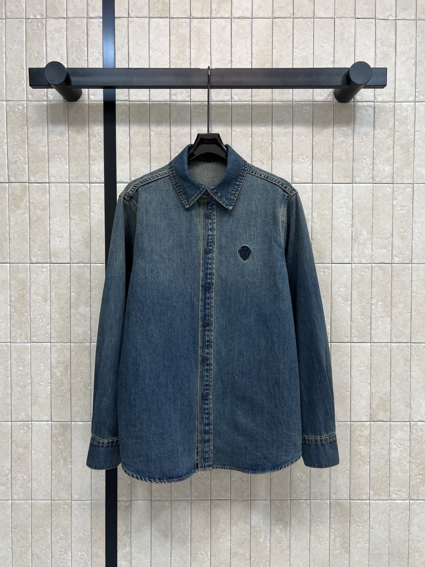 NO:753023,G Home 26 new spring and summer style retro denim shirt, washed cotton denim material, retro silhouette design, brand badge embroidery on the chest is very recognizable, overall loose tailoring, casual and fashionable, can be easily controlled by both men and women, looks great alone or layered, can be worn in daily casual and street style! Four sizes in one color Size/S-M-L-XL,,gucci,shirts,19860909G家 26春夏新款 复古牛仔衬衫 水洗棉丹宁材质复古廓形设计 胸前品牌徽章刺绣超有辨识度 整体宽松剪裁 随性又时髦 男女都能轻松驾驭 单穿或叠搭都很出彩 日常休闲、街头风都能hold住!一色四码 Size/S-M-L-XL,,gucci,shirts,,Women's clothing