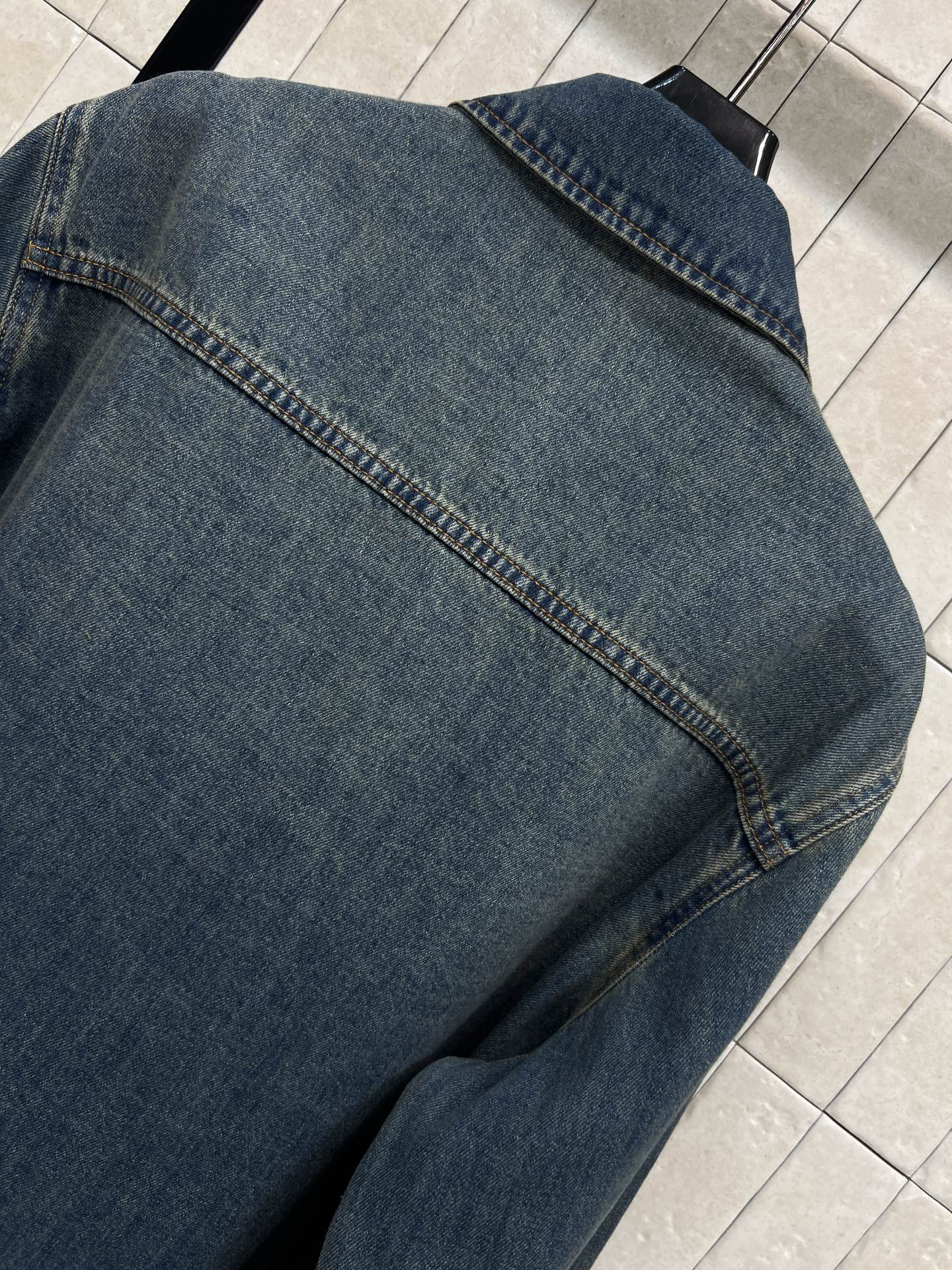 G家 26春夏新款 复古牛仔衬衫 水洗棉丹宁材质复古廓形设计 胸前品牌徽章刺绣超有辨识度 整体宽松剪裁 