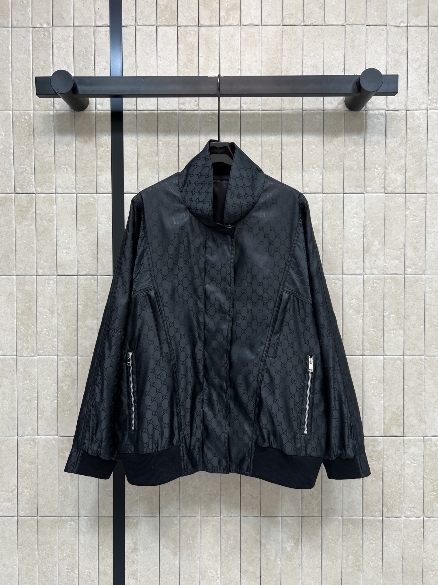 NO:753014,G Home 26 spring and summer new GG jacquard bomber jacket with classic GG pattern and high brand recognition!  Lightweight fabric, perfect for spring and autumn. Zipper design makes it easy to put on and take off. Elastic cuffs and hem + snap button closure. Comfortable and warm. Can be easily worn in daily life or attending events. It goes well with jeans or casual pants. Easily create a trendy look. Four sizes in one color. Size/S-M-L-XL,,gucci,jeans,jackets & coats,19860909G家 26春夏新款 GG提花飞行员夹克经典GG图案 品牌辨识度超高！轻质面料 春秋穿超合适 拉链设计方便穿脱 袖口和下摆松紧+按扣收口 舒适又保暖日常或出席活动都能轻松驾驭 搭配牛仔裤或休闲裤都很出彩 轻松打造潮流造型 一色四码 Size/S-M-L-XL,,gucci,jeans,jackets & coats,,Women's clothing