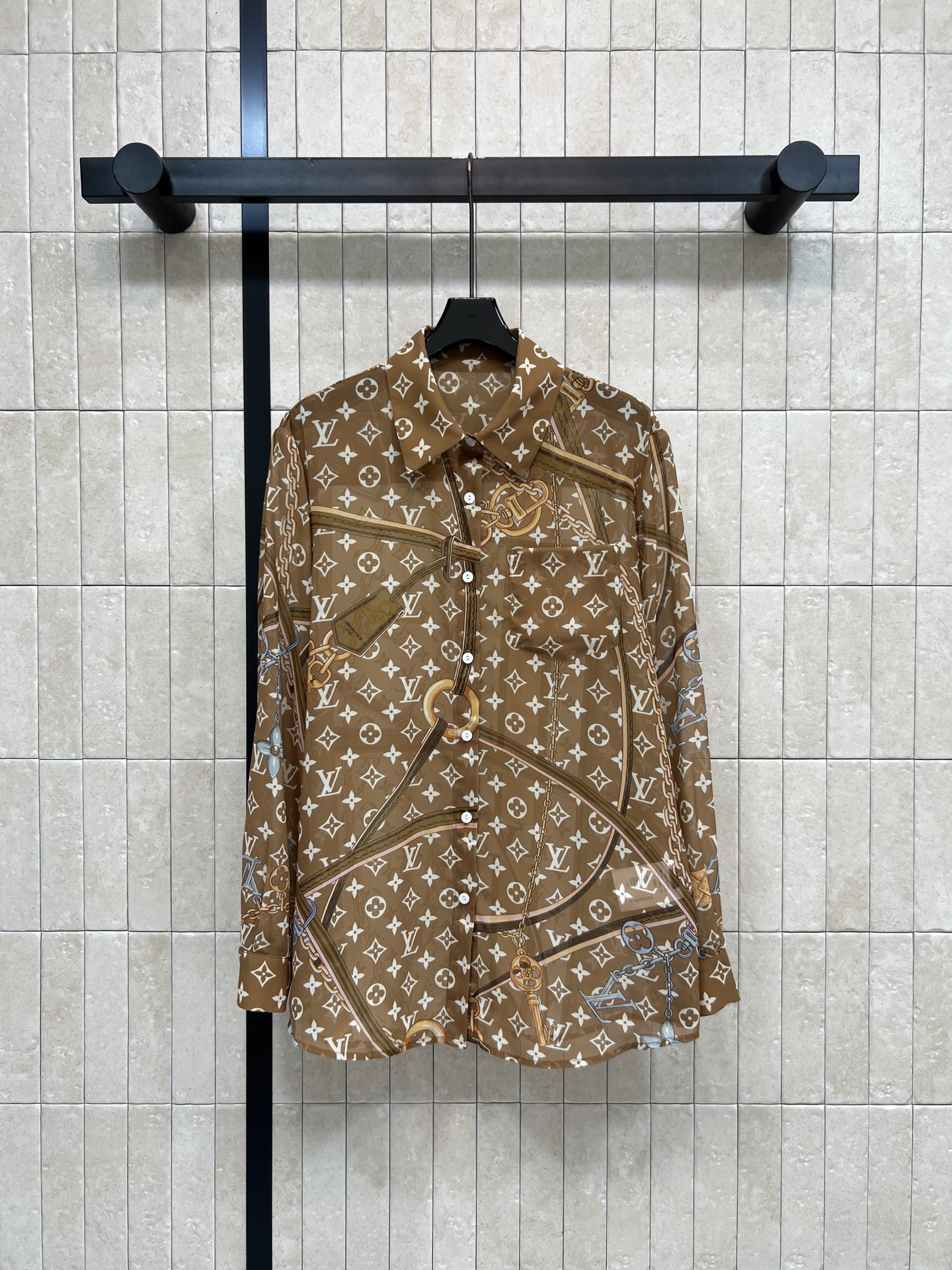 NO:753486,L's new spring and summer 26 presbyopia printed shirt, classic Monogram presbyopia + travel elements, luxurious and story-telling!  The light and slightly see-through fabric is soft and comfortable. It looks great when worn alone or layered. The logo buttons + exquisite printing are full of details. It can be easily used for commuting and parties. It is elegant and fashionable!  One color and three sizes Size/S-M-L,,louis vuitton,shirts,19860909L家 26春夏新款 老花印花衬衫 经典Monogram老花+旅行元素 奢华又有故事感！轻薄微透视面料 柔软舒适 单穿or叠搭都很出彩~logo纽扣+精致印花 细节满分 通勤、派对都能轻松驾驭 优雅又时髦尚感爆棚！一色三码 Size/S-M-L,,louis vuitton,shirts,,Women's clothing