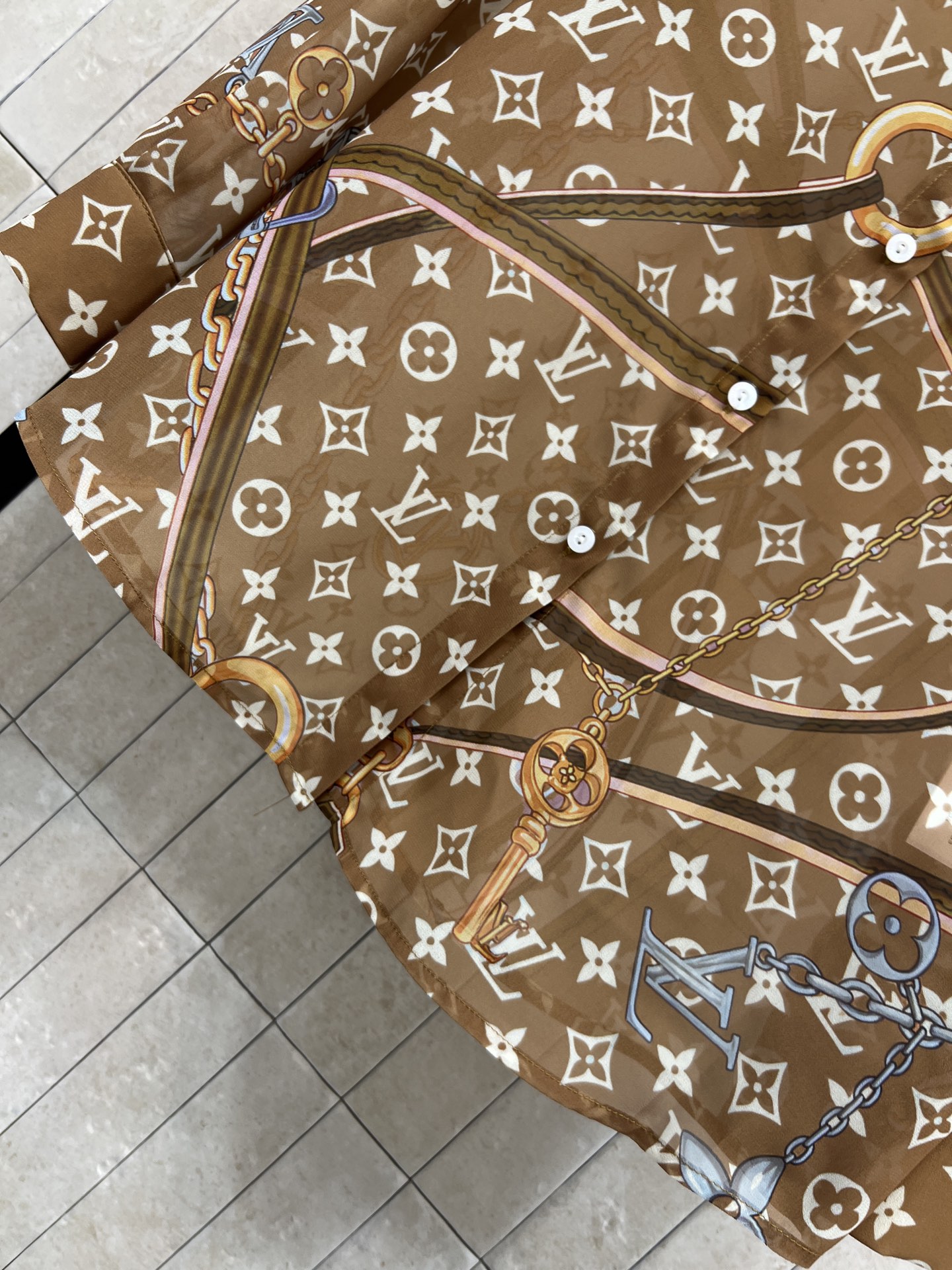 L家 26春夏新款 老花印花衬衫 经典Monogram老花+旅行元素 奢华又有故事感！轻薄微透视面料 柔