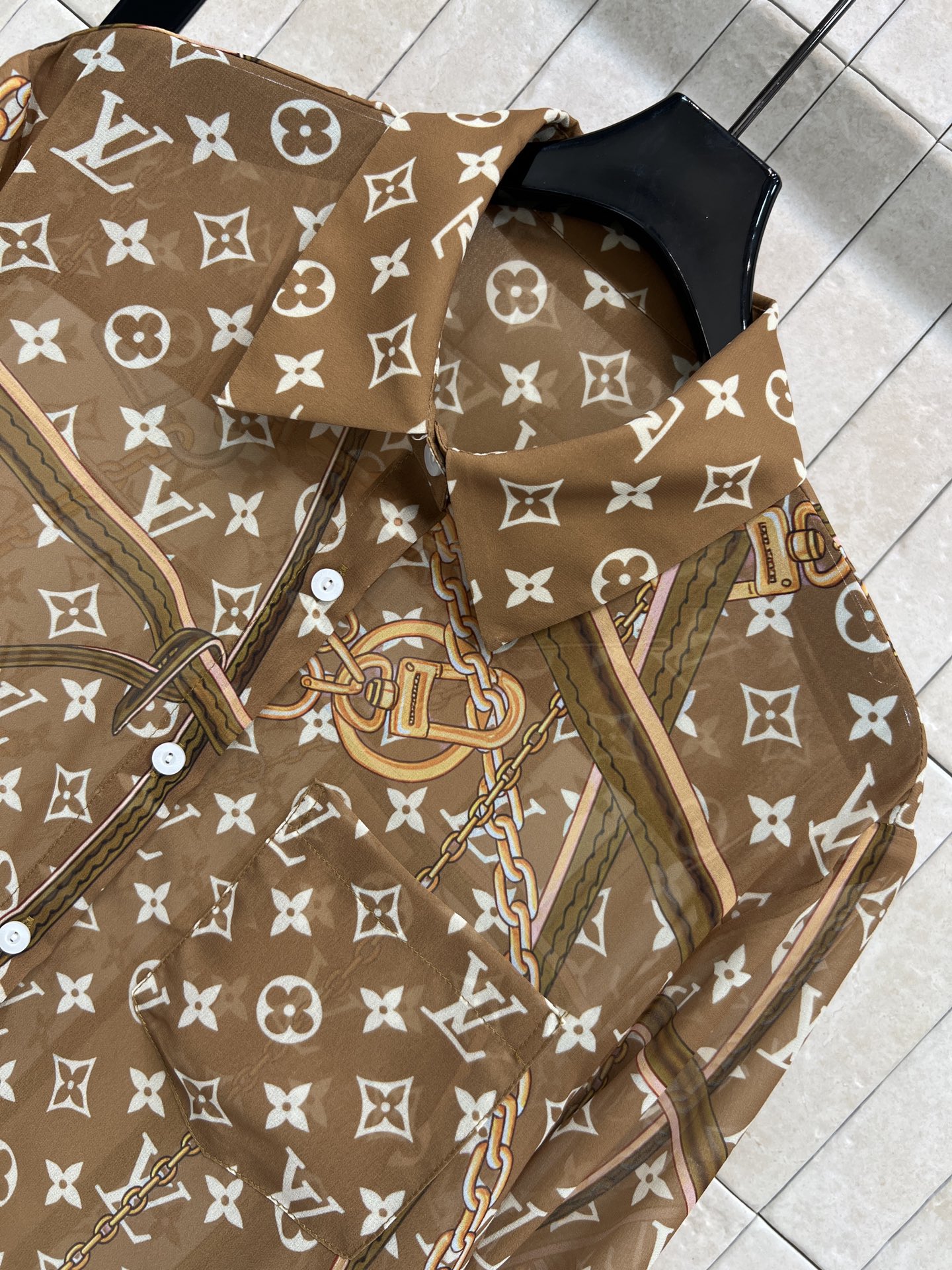 L家 26春夏新款 老花印花衬衫 经典Monogram老花+旅行元素 奢华又有故事感！轻薄微透视面料 柔