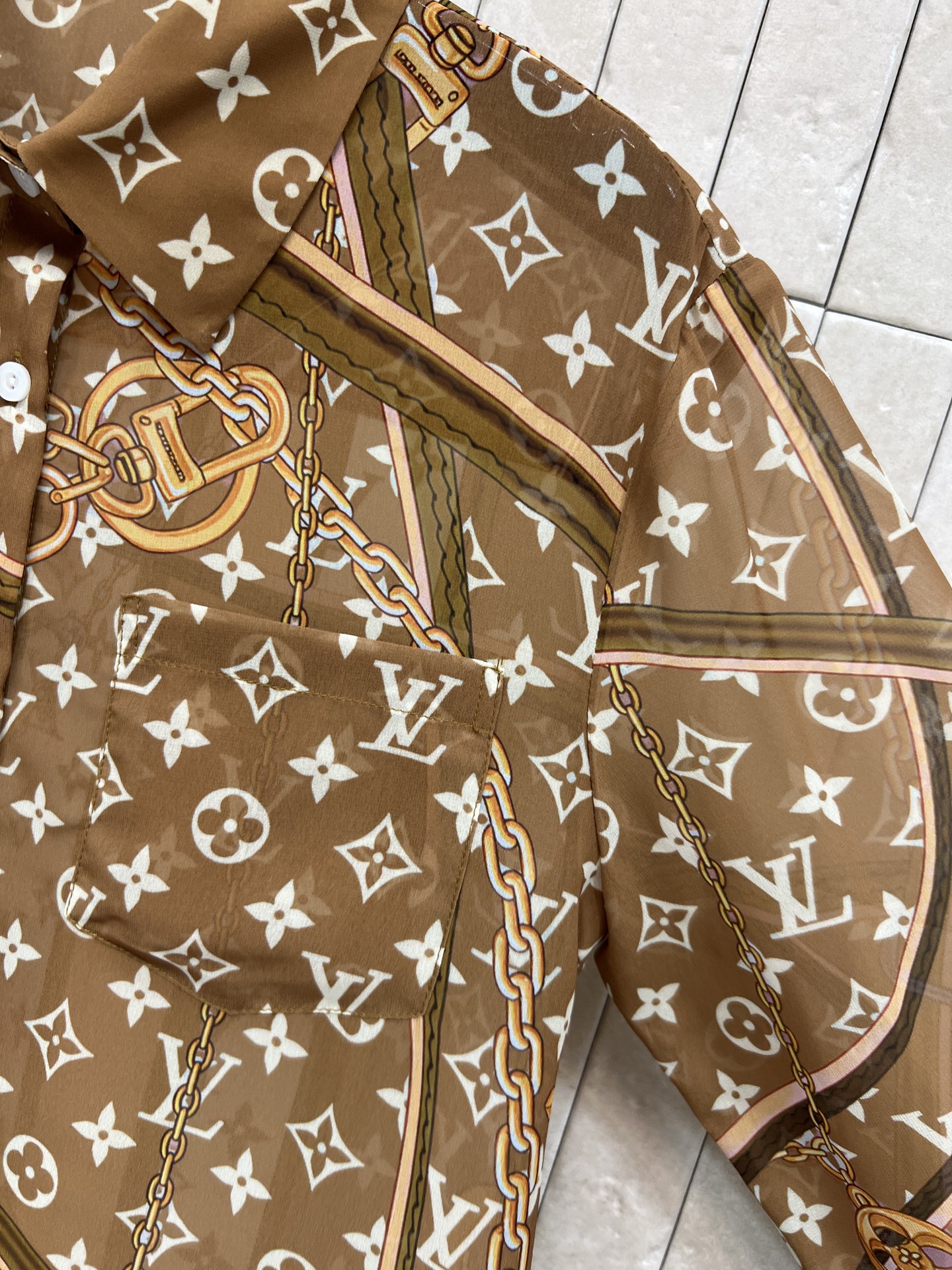 L家 26春夏新款 老花印花衬衫 经典Monogram老花+旅行元素 奢华又有故事感！轻薄微透视面料 柔