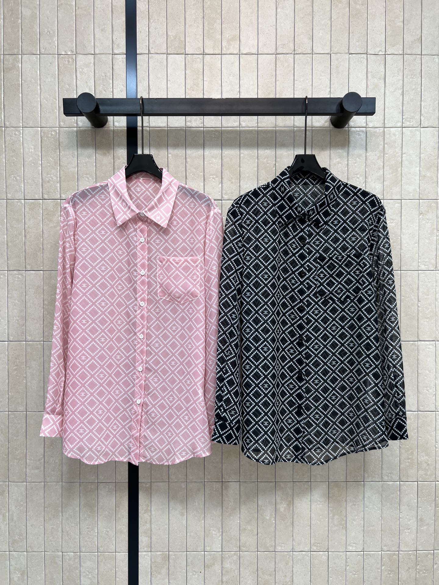 NO:753480,CE Home's 26 new spring and summer style micro-see-through Arc de Triomphe printed shirt, light and breathable, super comfortable to wear in spring and summer!  The Arc de Triomphe print design is full of French elegance. Classic lapels + logo buttons. The details are very delicate. The slightly see-through material makes it more layered when paired with inner wear. It can be easily used for commuting, home, and parties. The pink color is gentle and elegant. It is a must-have and versatile item for the spring and summer wardrobe!  Two colors and three sizes Size/S-M-L,,shirts,19860909CE家 26春夏新款 微透视凯旋门印花衬衫 轻薄透气 春夏穿超舒服！凯旋门印花设计 法式优雅感满满 经典翻领+logo纽扣 细节很精致 微透视材质 搭配内搭 更有层次感 通勤、居家、聚会都能轻松驾驭~粉色温柔又显气质 是春夏衣橱必备百搭单品！两色三码 Size/S-M-L,,shirts,,Women's clothing