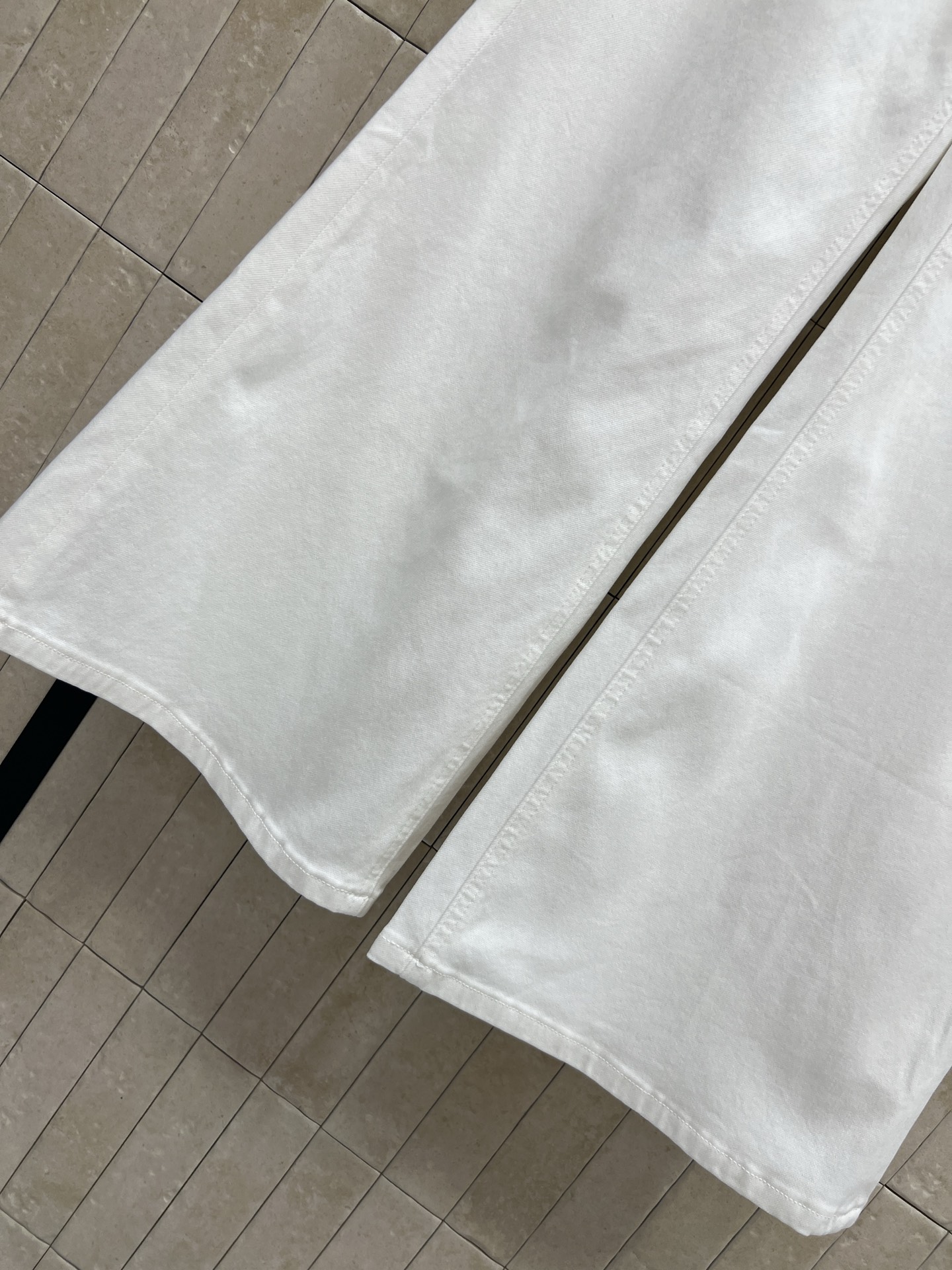C家 26春夏新款 白色阔腿牛仔裤 垂坠纯棉牛仔面料 不贴腿 高腰剪裁精准拉高腰线 口袋logo刺绣 低