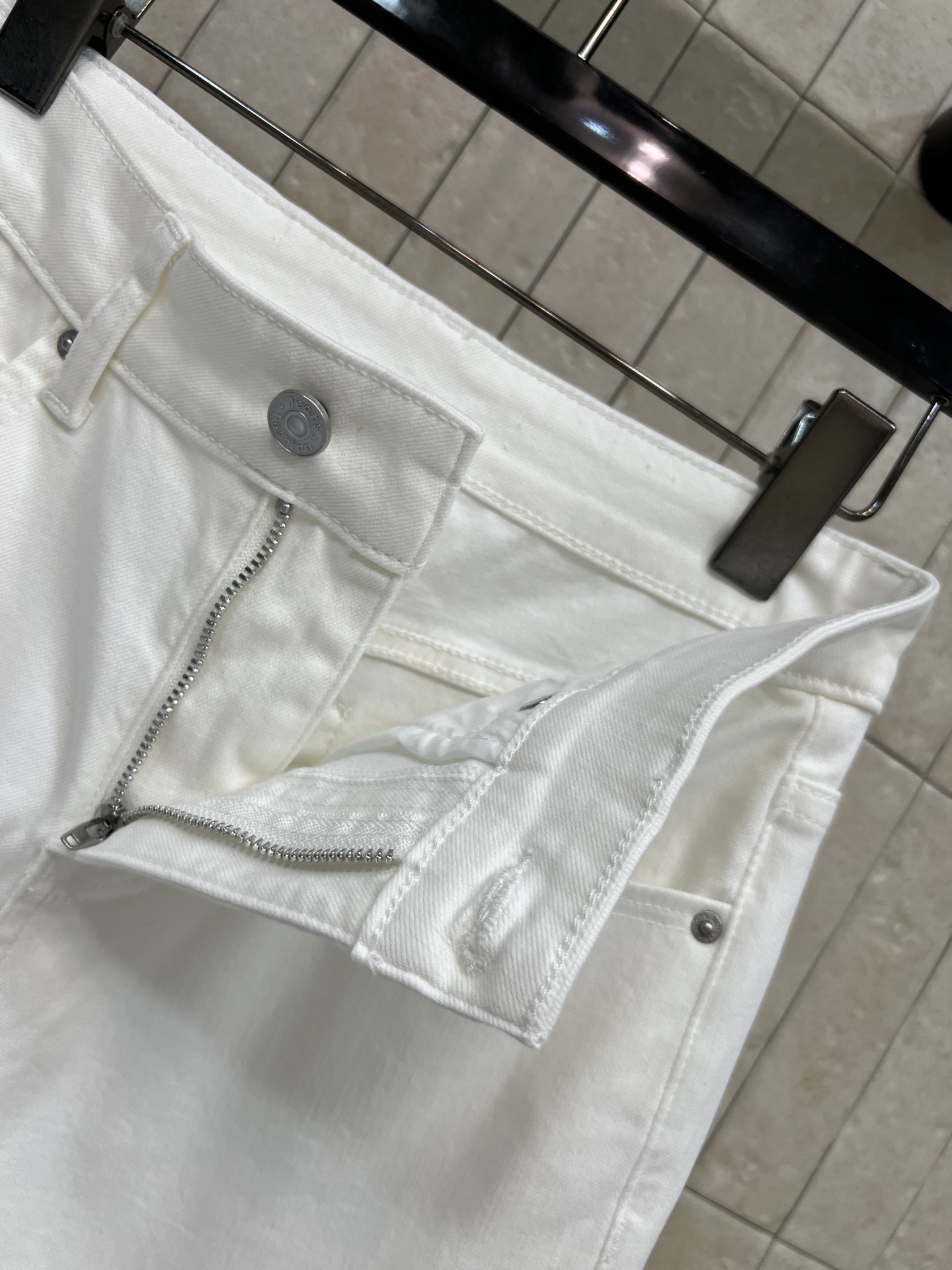 C家 26春夏新款 白色阔腿牛仔裤 垂坠纯棉牛仔面料 不贴腿 高腰剪裁精准拉高腰线 口袋logo刺绣 低
