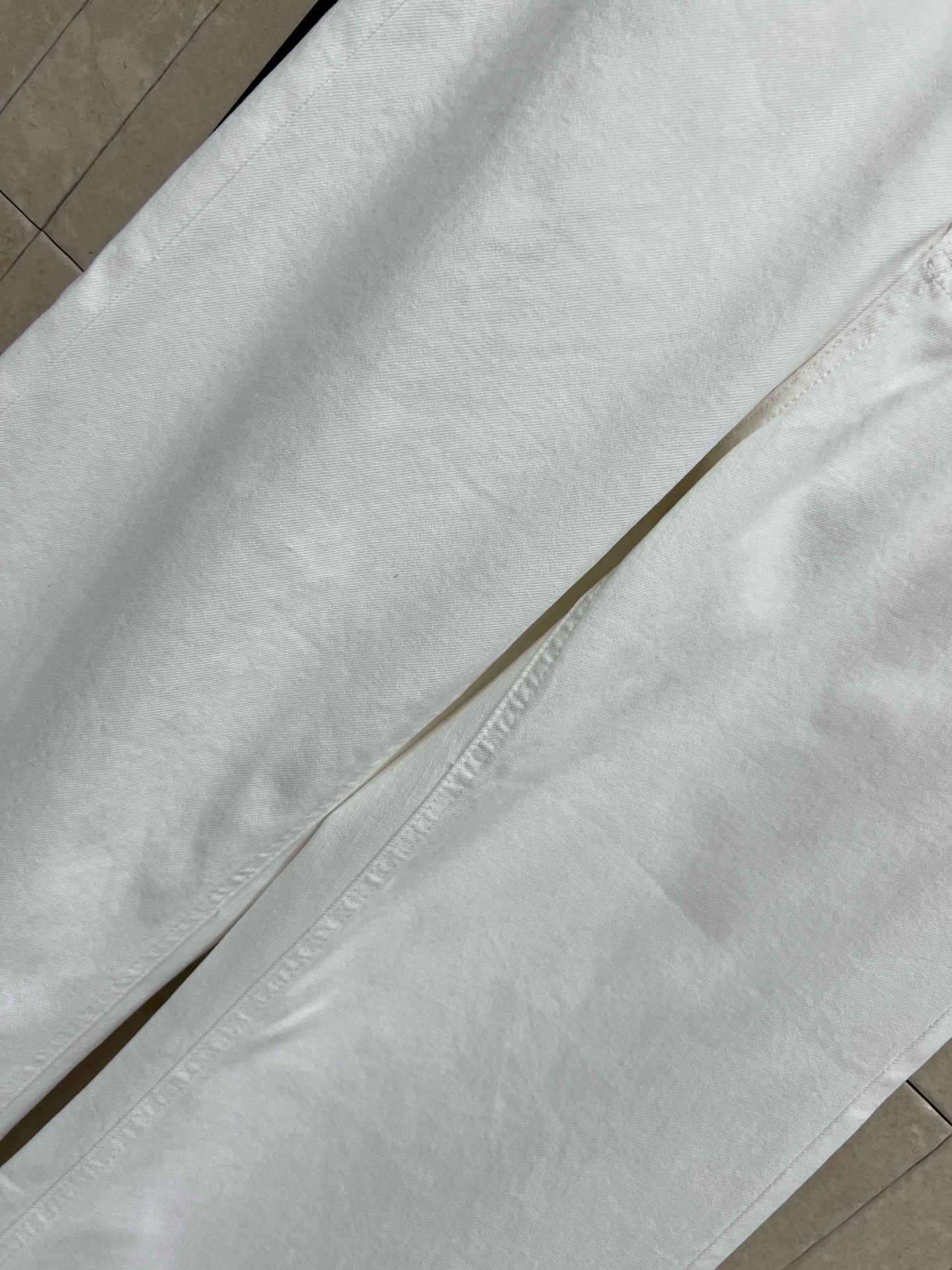 C家 26春夏新款 白色阔腿牛仔裤 垂坠纯棉牛仔面料 不贴腿 高腰剪裁精准拉高腰线 口袋logo刺绣 低
