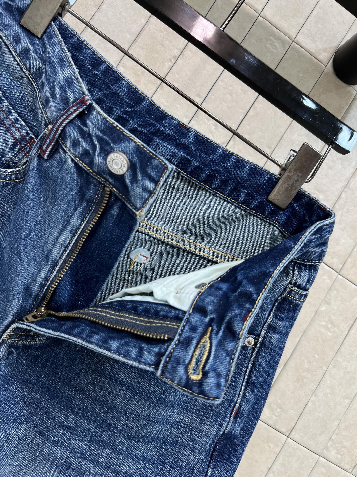 MM6 26春夏新款 高腰阔腿牛仔裤 牛仔面料 垂坠感很好 高腰直筒阔腿版型 显瘦修饰腿型 明线走线精致
