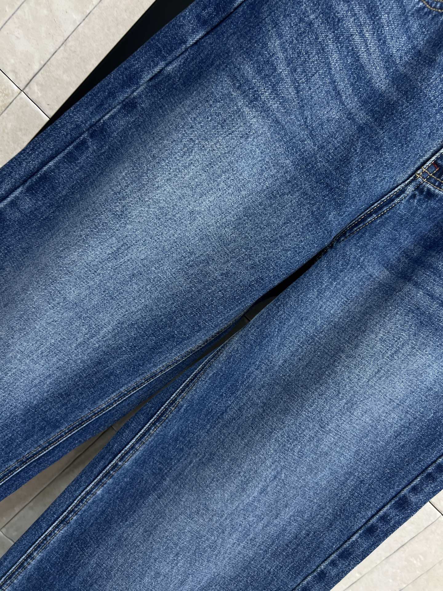 MM6 26春夏新款 高腰阔腿牛仔裤 牛仔面料 垂坠感很好 高腰直筒阔腿版型 显瘦修饰腿型 明线走线精致