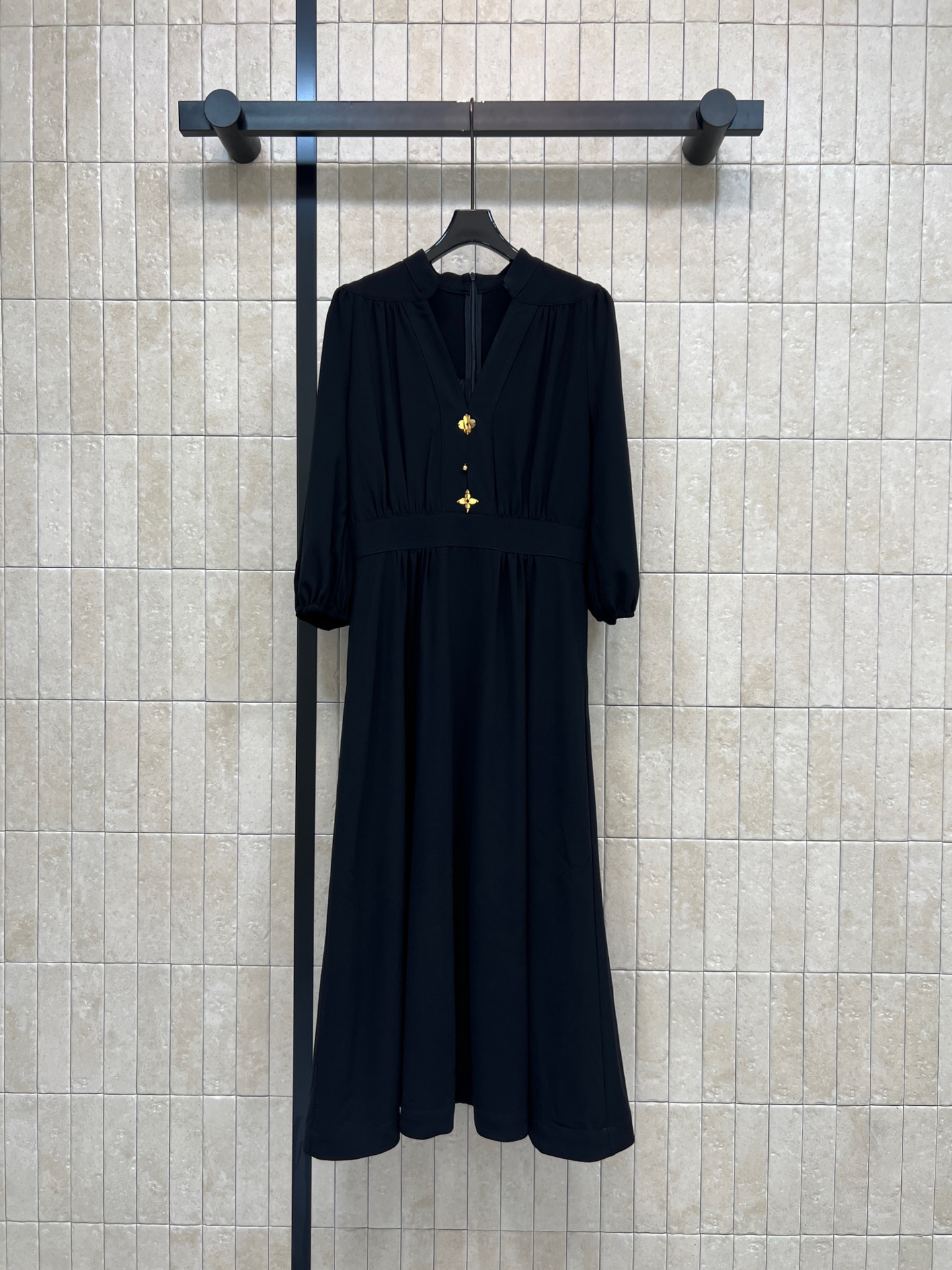 NO:803169,L's 26 spring and summer new style V-neck long-sleeved dress, stand-up collar, half-open V-shaped neckline, exquisite four-leaf clover metal buckle embellishment, full of atmosphere, high-waisted skirt style, perfect to cover the crotch and tummy, long skirt, easy to manage for commuting, daily and formal occasions, paired with high heels or handbags, directly full of temperament, two colors and three sizes, Size/S-M-L,, louis vuitton, high heels, skirts,19860909L家 26春夏新款 V领长袖连衣裙 立领半开V型领口 精致四叶草金属扣点缀 氛围感拉满 高腰大摆裙版型 完美遮胯藏肚子 长款裙摆 通勤 日常 正式场合都能轻松驾驭 搭配高跟鞋或手提包 气质直接拉满 两色三码Size/S-M-L,,louis vuitton,high heels,skirts,,Women's clothing