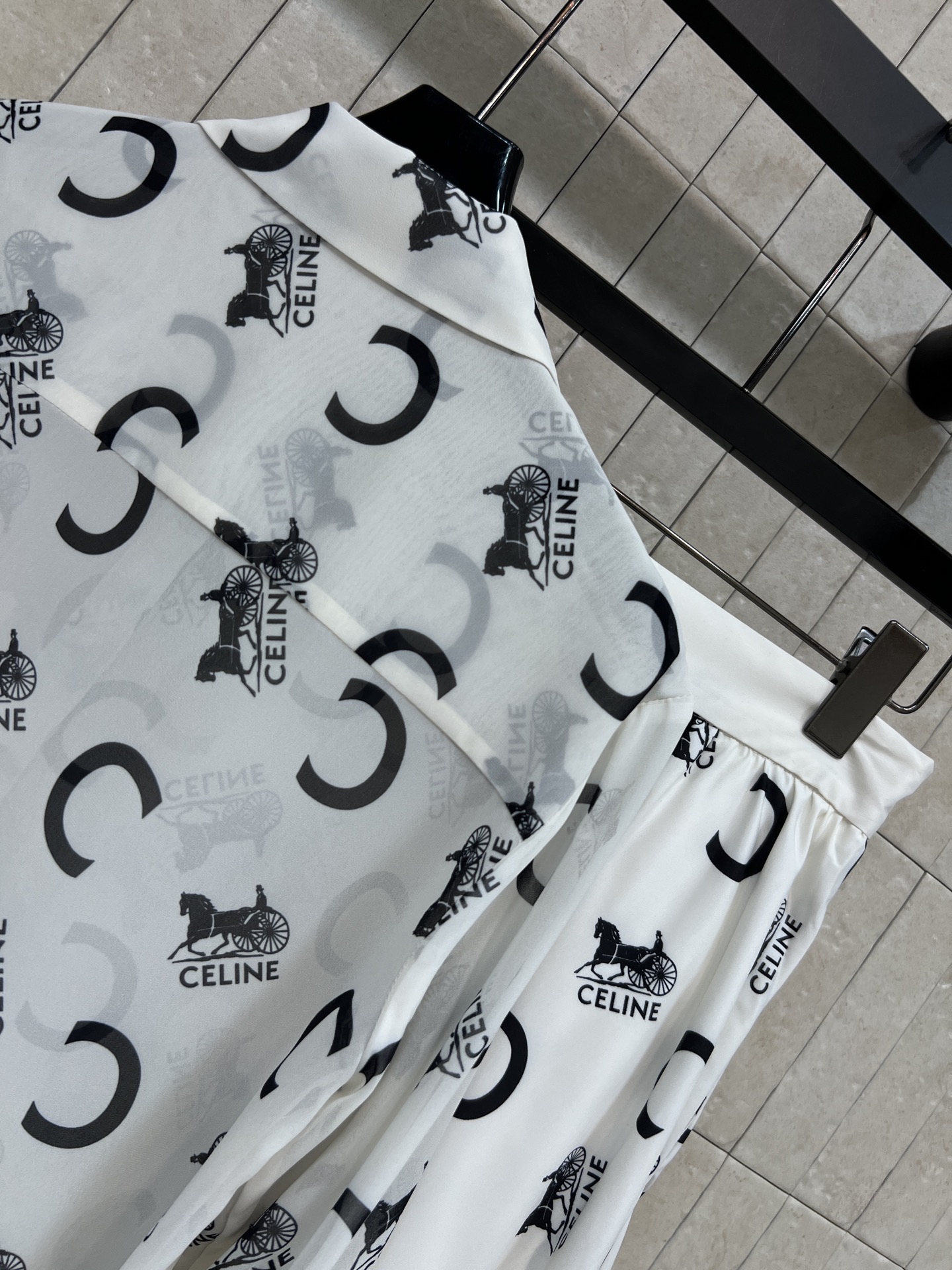 CE家 26春夏新款 印花衬衫套装 翻领长袖衬衫+高腰大摆半裙 垂顺面料 防晒透气又轻盈 宽松衬衫慵懒藏