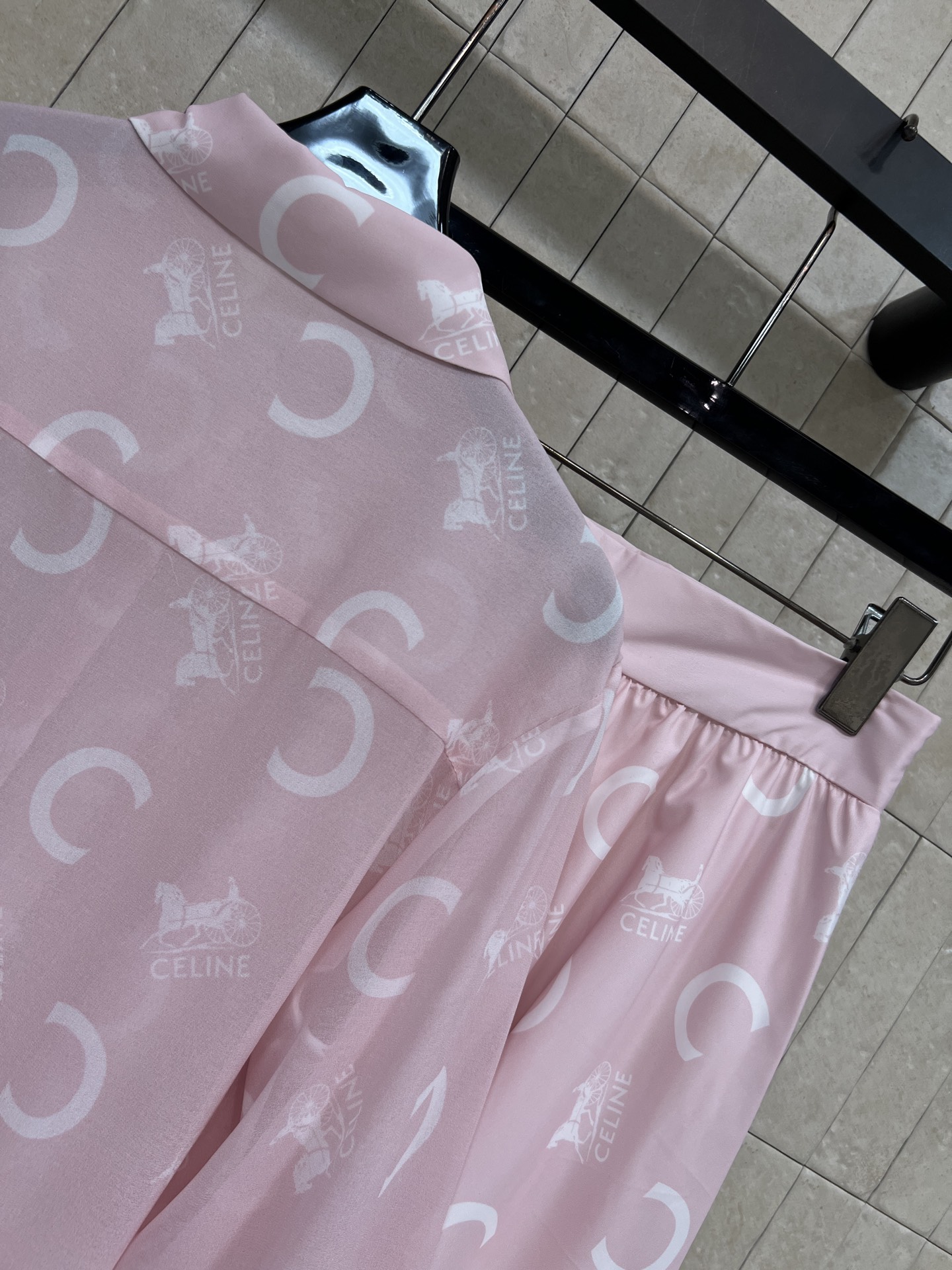 CE家 26春夏新款 印花衬衫套装 翻领长袖衬衫+高腰大摆半裙 垂顺面料 防晒透气又轻盈 宽松衬衫慵懒藏