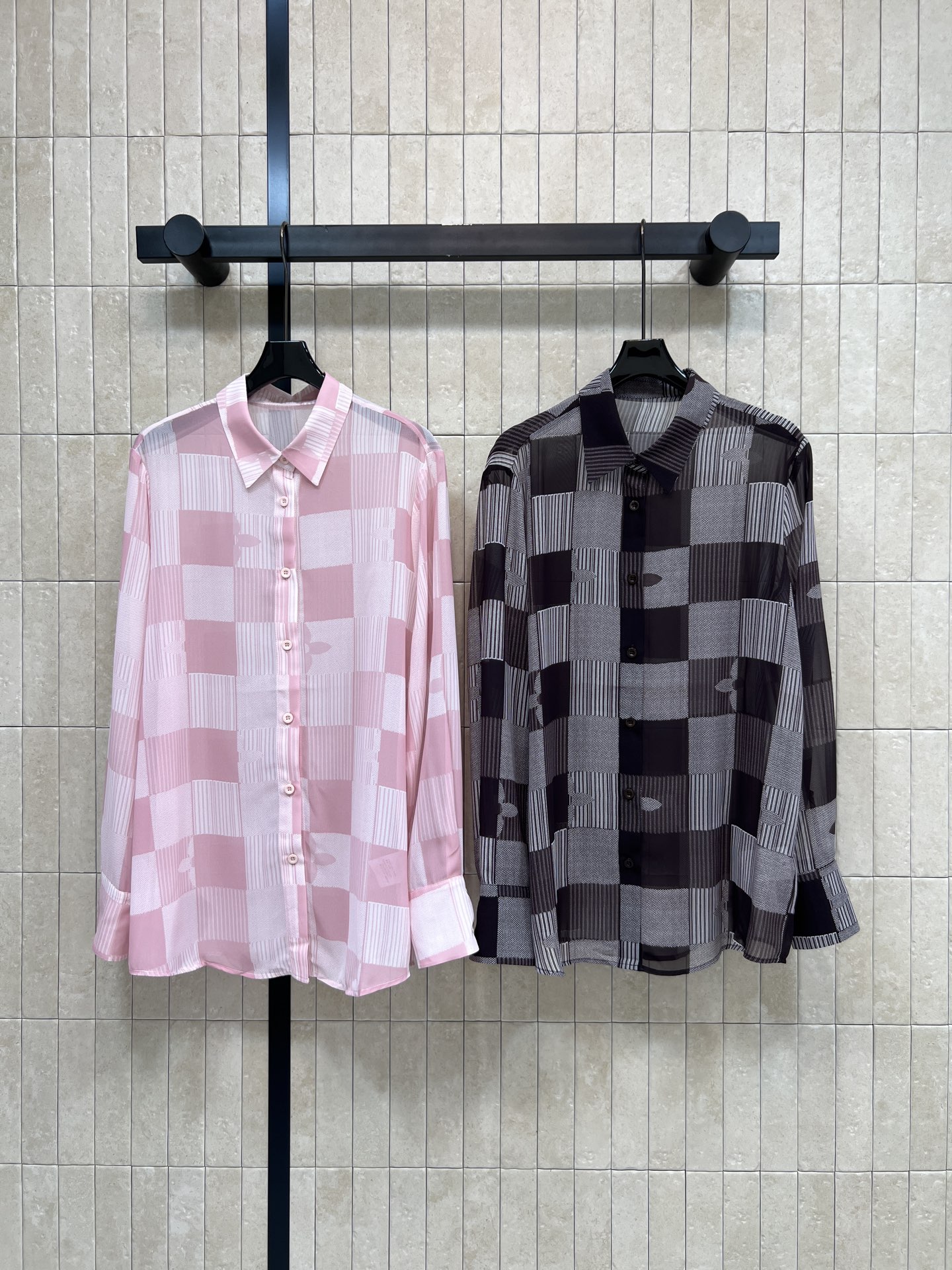 NO:803181,L's 26 new spring and summer style plaid lapel long-sleeved shirt. The fabric is light and breathable. It is super comfortable to wear in spring and summer. Classic lapel + single-breasted design. Perfect details. Pink and white plaid with vertical stripes. Full of layering. Elegant and fashionable. Easily suitable for daily commuting and leisure. It goes well with jeans or skirts. Two colors and three sizes, Size/S-M-L, Louis Vuitton, skirts, jeans, shirts,19860909L家 26春夏新款 格纹翻领长袖衬衫 面料轻薄透气 春夏穿超舒服 经典翻领+单排扣设计 细节满分 粉白格纹搭配竖条纹 层次感十足 优雅又时髦 日常通勤 休闲都能轻松驾驭 搭配牛仔裤或半身裙都很出彩 两色三码Size/S-M-L,,louis vuitton,skirts,jeans,shirts,,Women's clothing