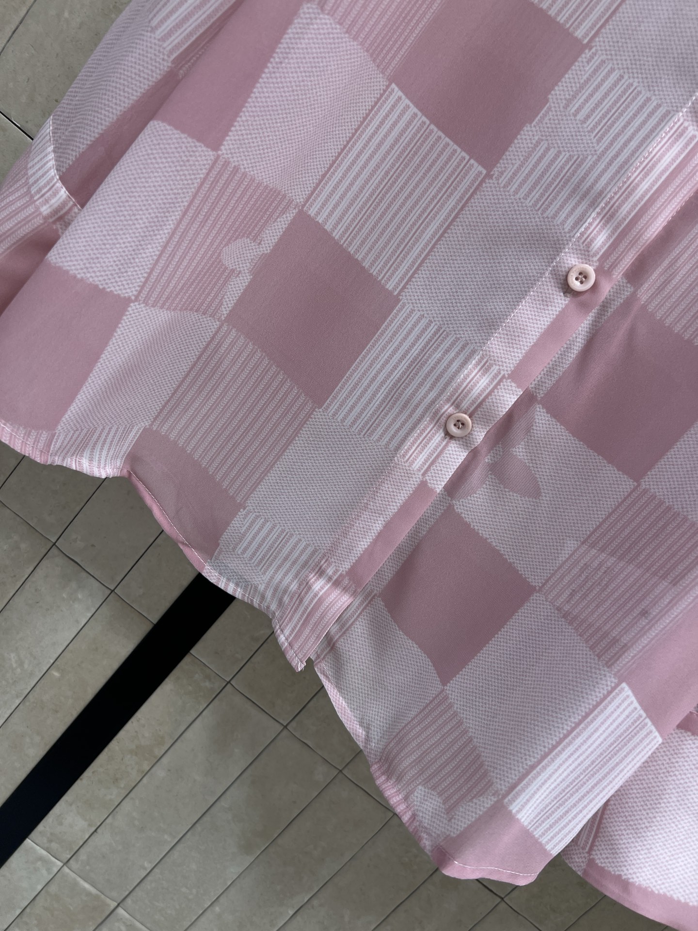 L家 26春夏新款 格纹翻领长袖衬衫​​ 面料轻薄透气 春夏穿超舒服 经典翻领+单排扣设计 细节满分 粉
