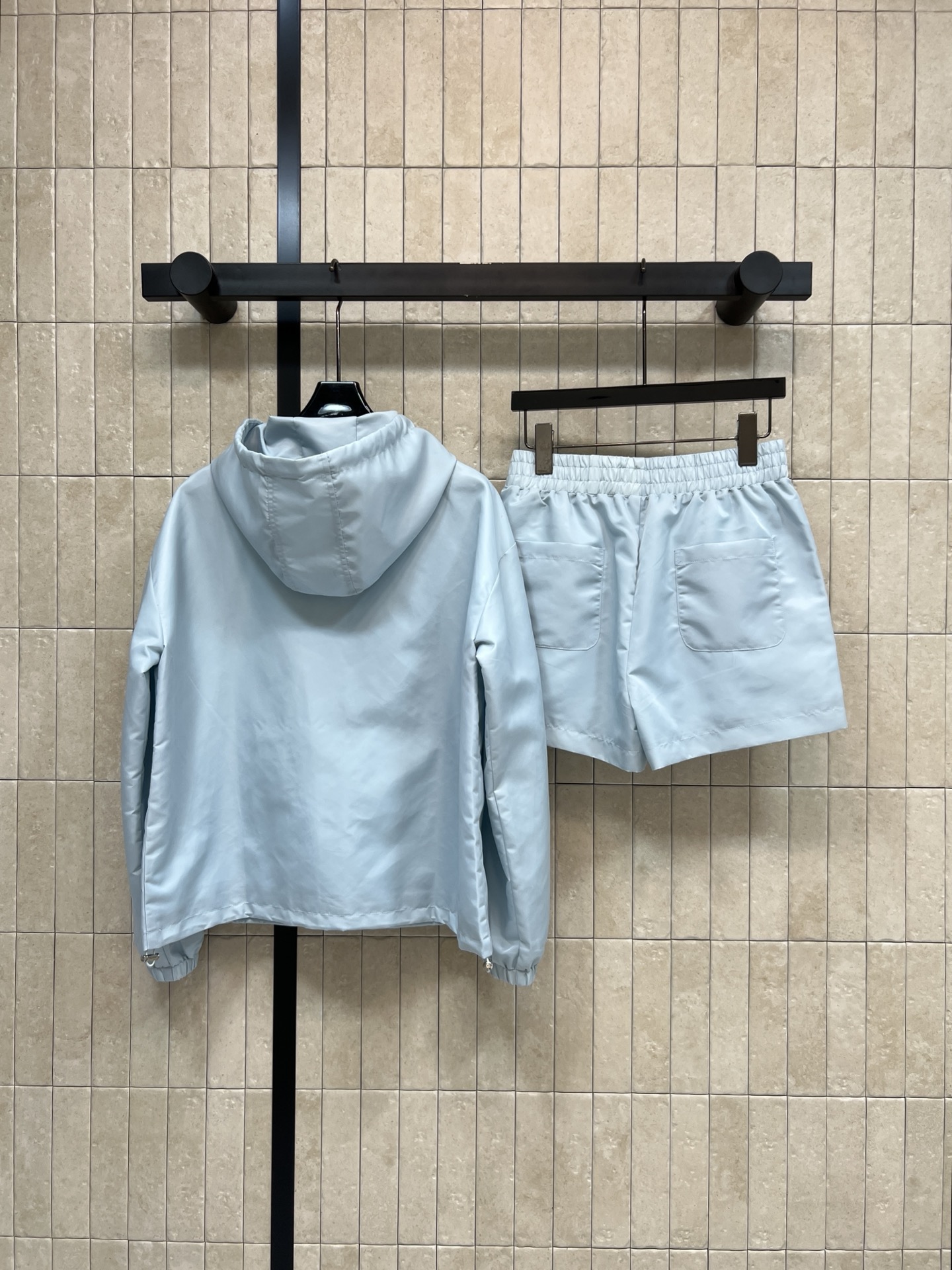 PD家 26春夏新款 连帽休闲套装 连帽上衣+高腰短裤 上衣半拉链修饰脖颈脸型 帽子自由调节松紧 防风百