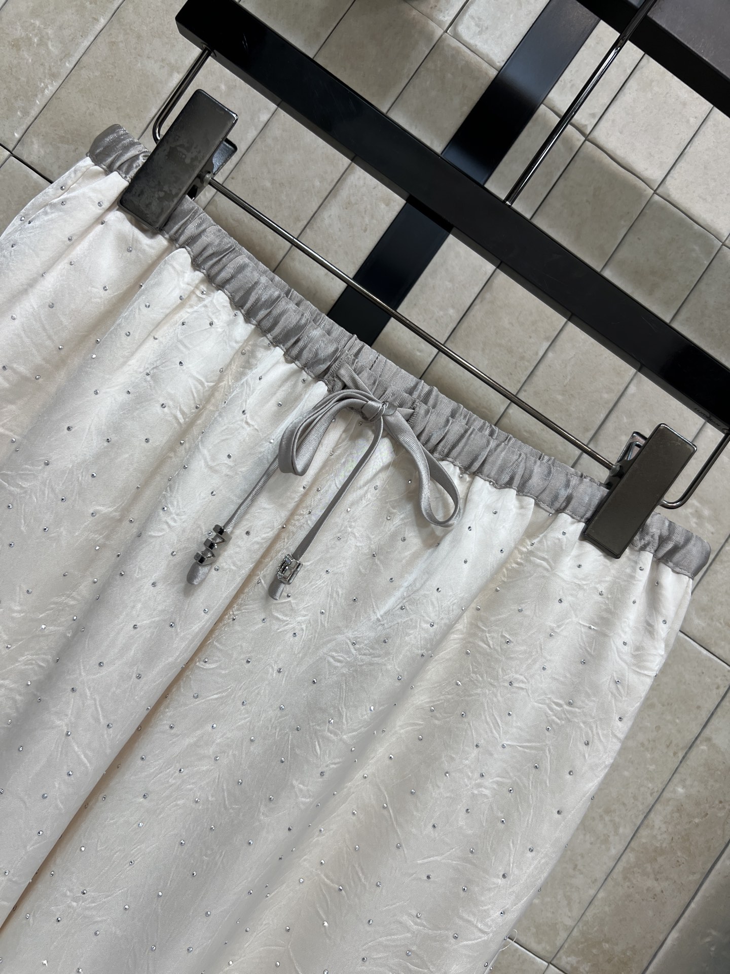 26春夏新款 烫钻休闲阔腿裤 软糯面料顺滑亲肤透气 春夏穿超舒服 宽松直筒+松紧抽绳腰 显瘦又修饰腿型 