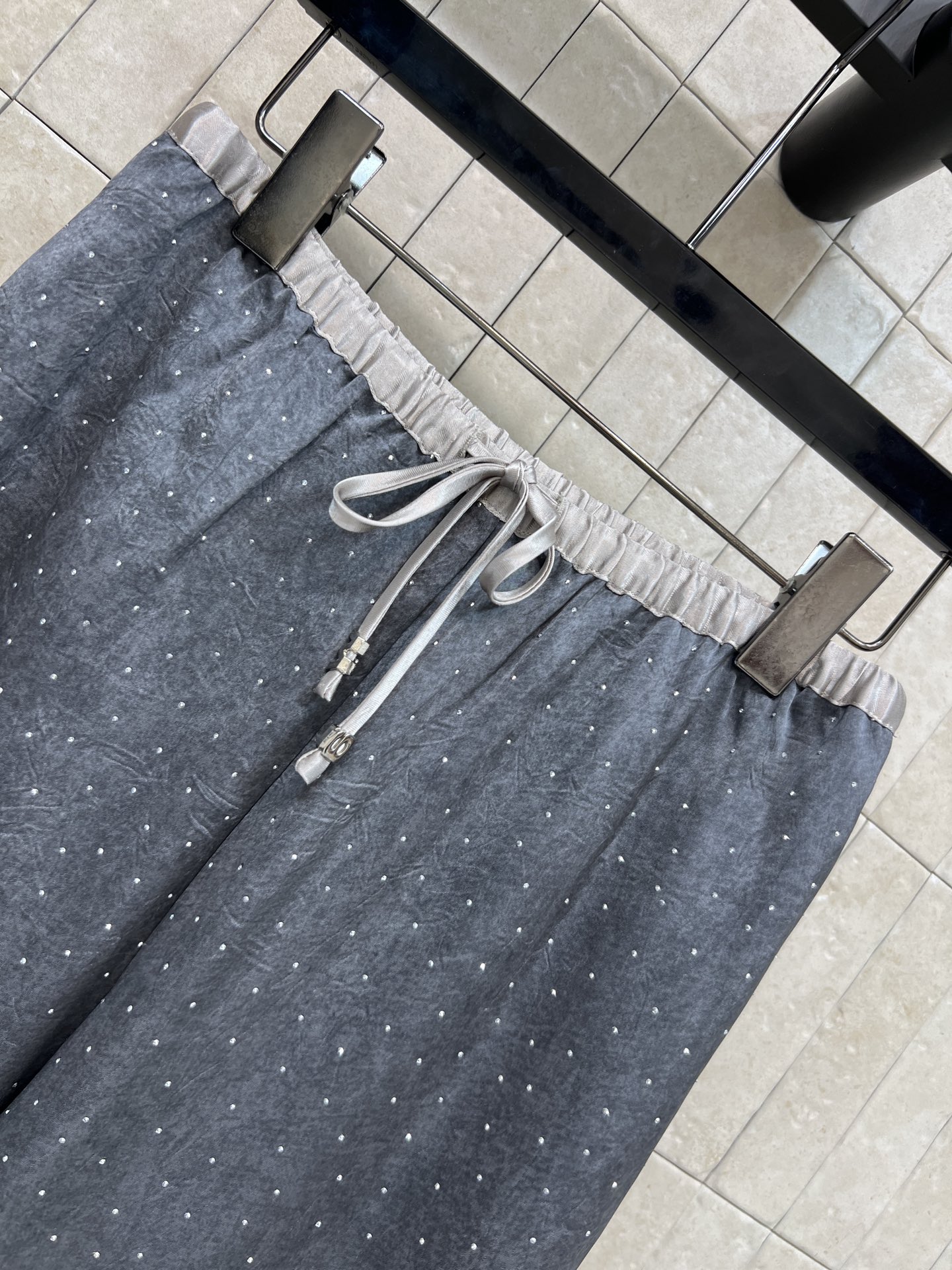 26春夏新款 烫钻休闲阔腿裤 软糯面料顺滑亲肤透气 春夏穿超舒服 宽松直筒+松紧抽绳腰 显瘦又修饰腿型 