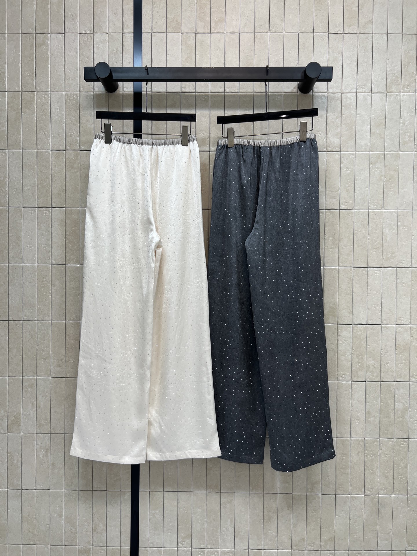 26春夏新款 烫钻休闲阔腿裤 软糯面料顺滑亲肤透气 春夏穿超舒服 宽松直筒+松紧抽绳腰 显瘦又修饰腿型 