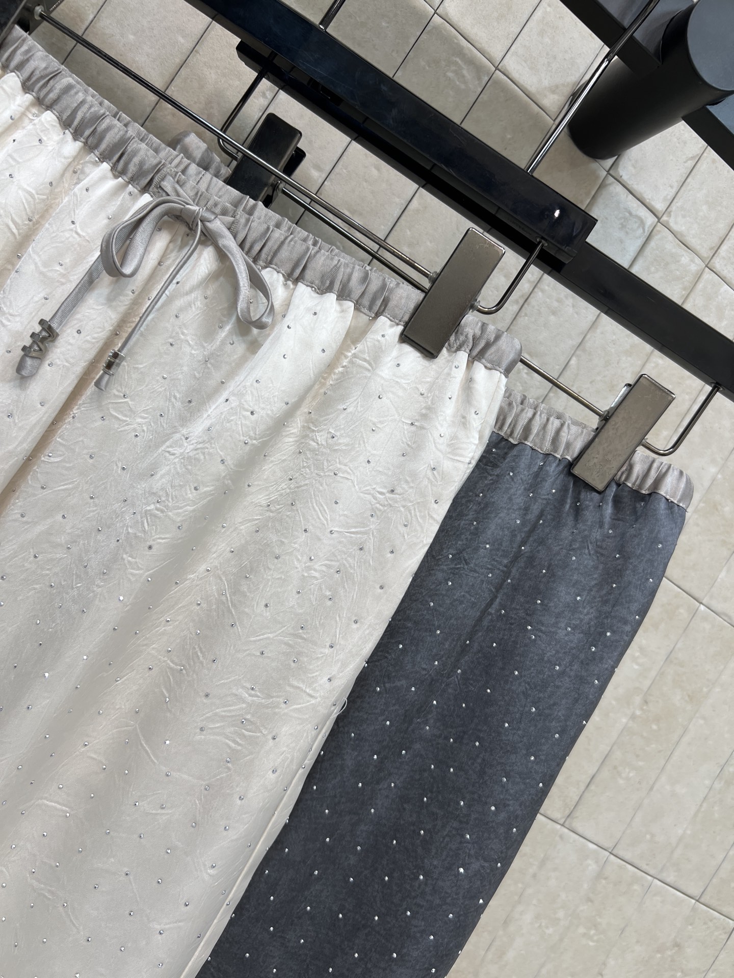 26春夏新款 烫钻休闲阔腿裤 软糯面料顺滑亲肤透气 春夏穿超舒服 宽松直筒+松紧抽绳腰 显瘦又修饰腿型 