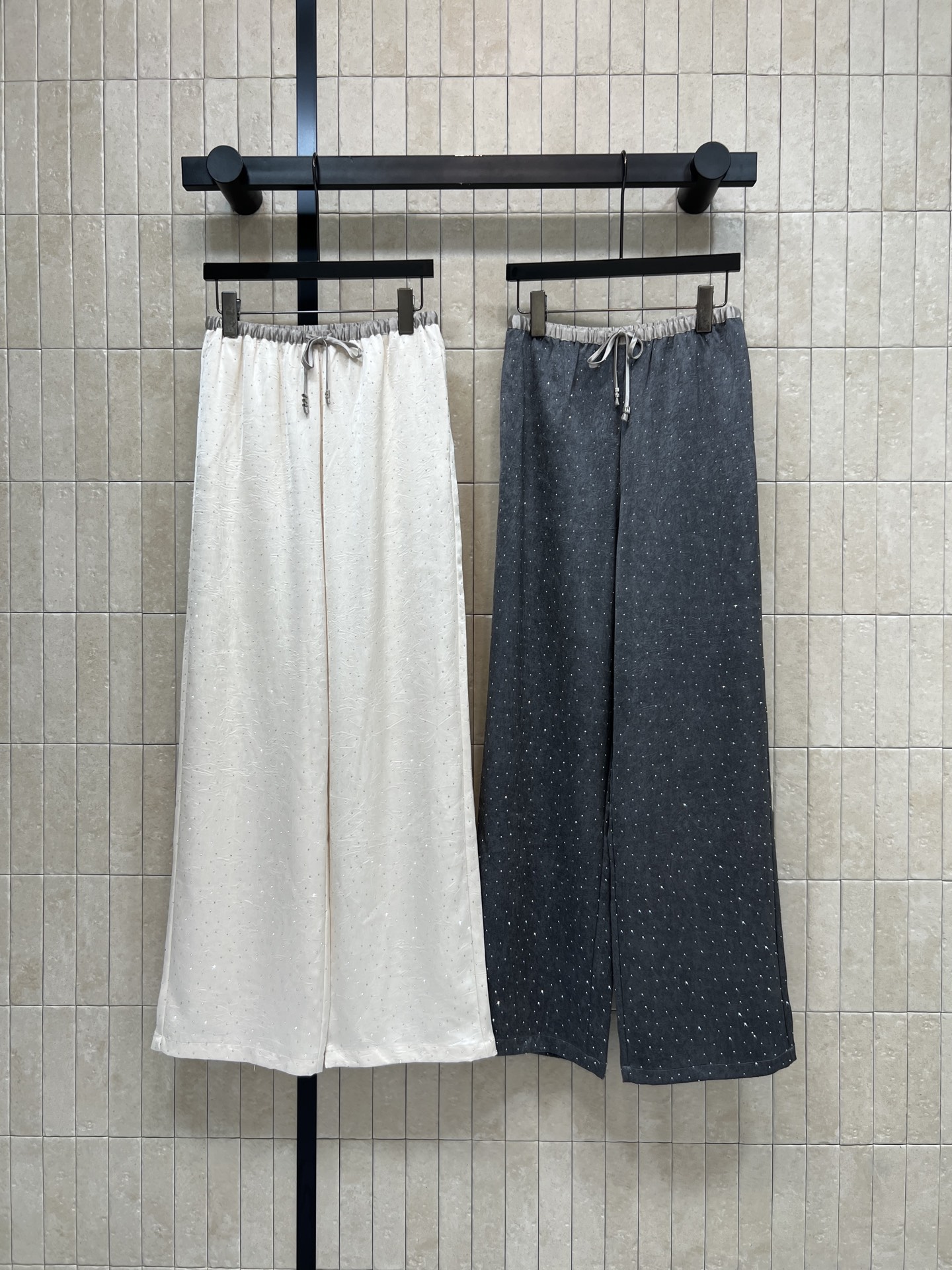 26春夏新款 烫钻休闲阔腿裤 软糯面料顺滑亲肤透气 春夏穿超舒服 宽松直筒+松紧抽绳腰 显瘦又修饰腿型 