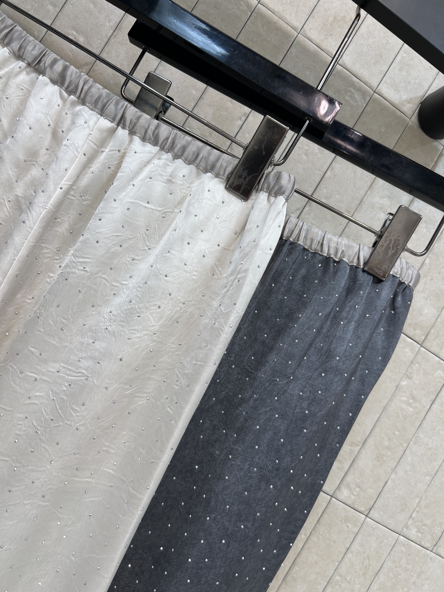 26春夏新款 烫钻休闲阔腿裤 软糯面料顺滑亲肤透气 春夏穿超舒服 宽松直筒+松紧抽绳腰 显瘦又修饰腿型 