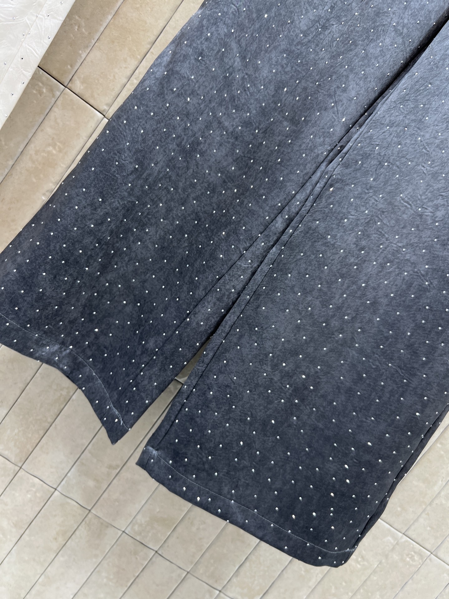 26春夏新款 烫钻休闲阔腿裤 软糯面料顺滑亲肤透气 春夏穿超舒服 宽松直筒+松紧抽绳腰 显瘦又修饰腿型 