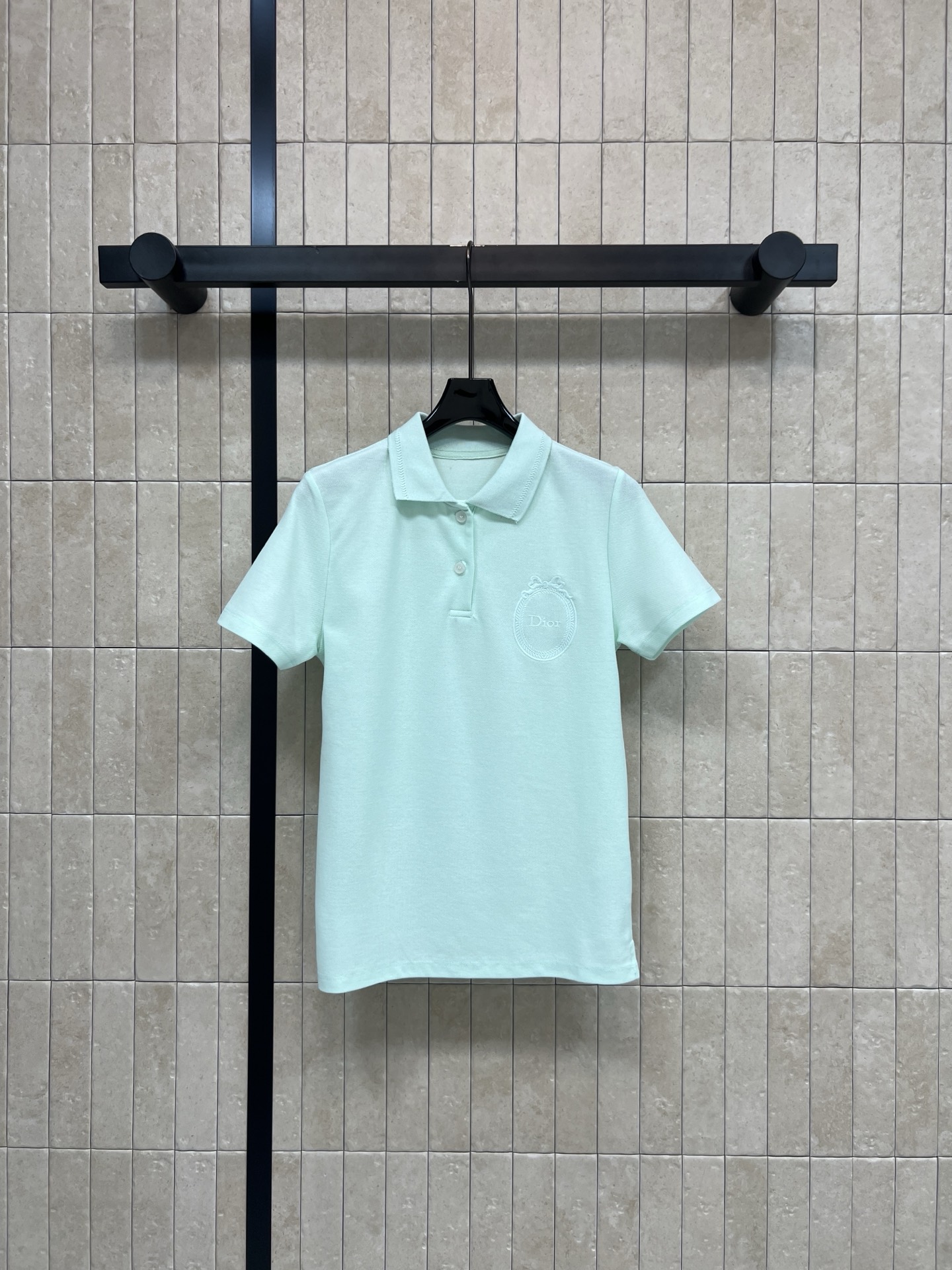 D家 26春夏新款 刺绣短袖T恤 采用纯棉面料 柔软透气 经典翻领+胸前品牌刺绣 低调又有辨识度 版型宽