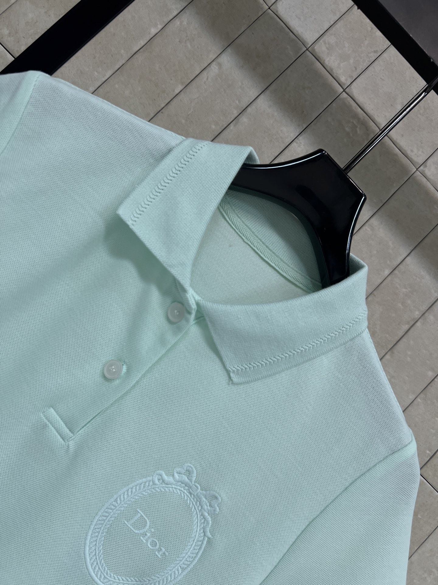 D家 26春夏新款 刺绣短袖T恤 采用纯棉面料 柔软透气 经典翻领+胸前品牌刺绣 低调又有辨识度 版型宽