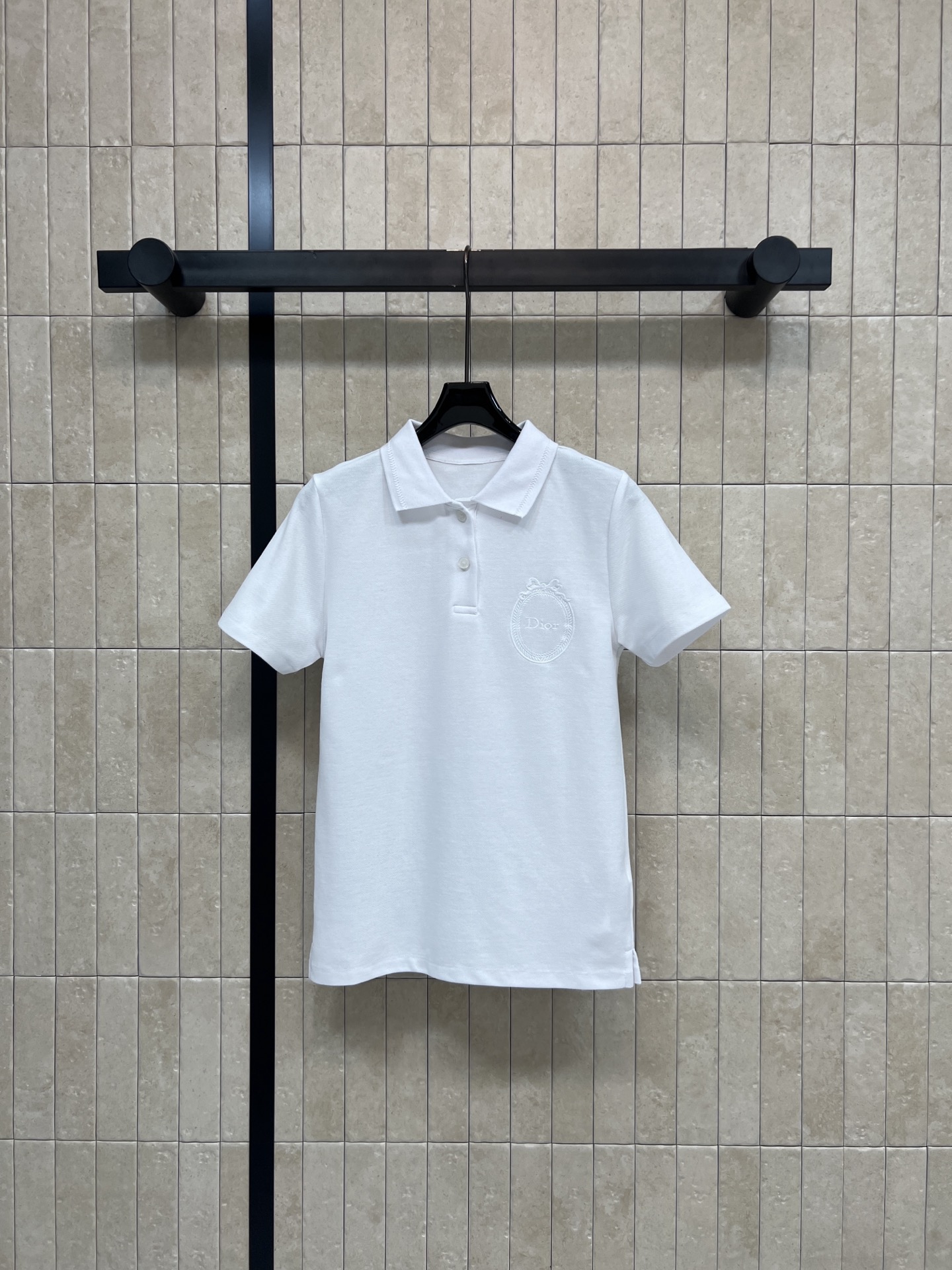 D家 26春夏新款 刺绣短袖T恤 采用纯棉面料 柔软透气 经典翻领+胸前品牌刺绣 低调又有辨识度 版型宽