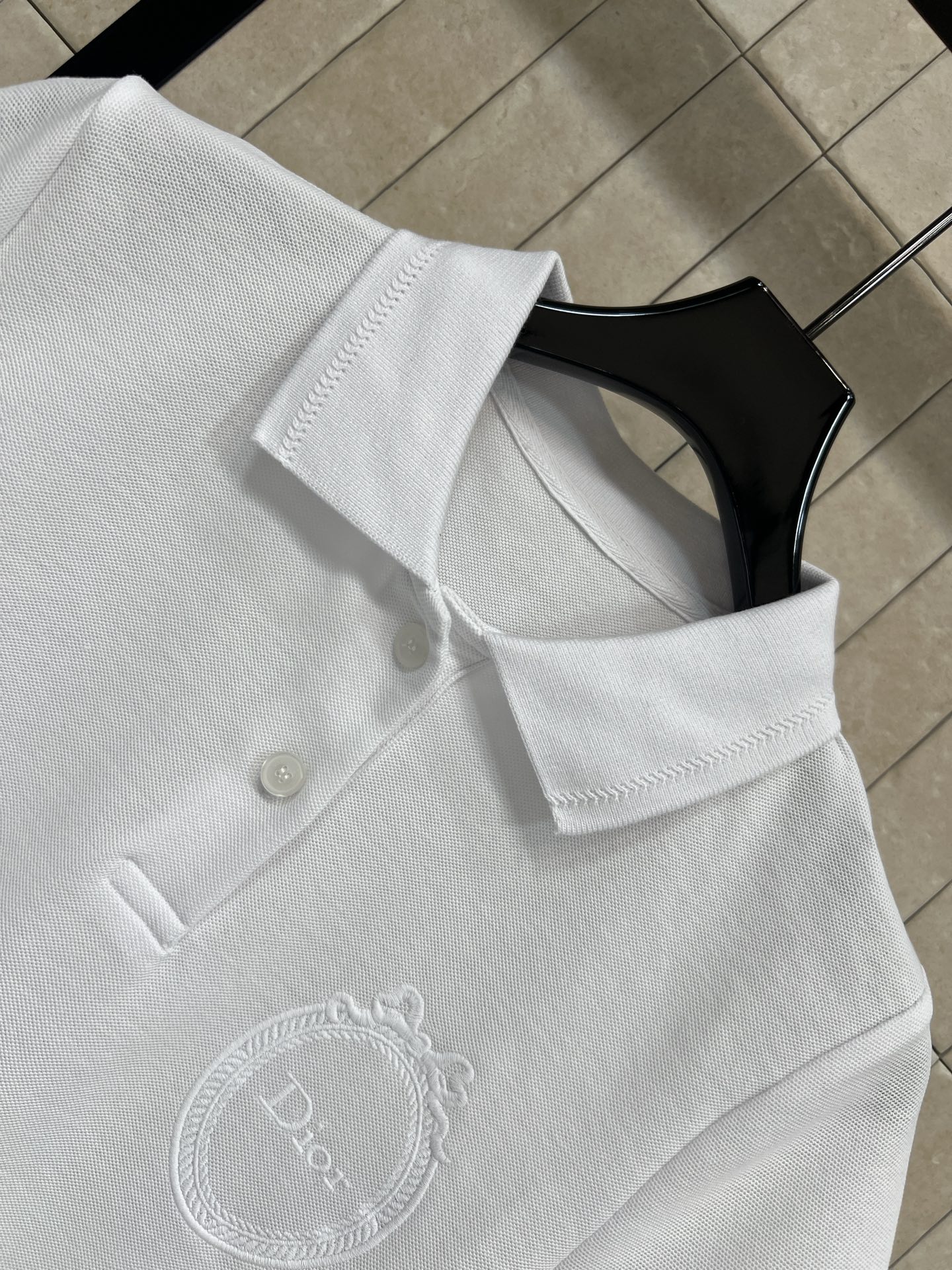 D家 26春夏新款 刺绣短袖T恤 采用纯棉面料 柔软透气 经典翻领+胸前品牌刺绣 低调又有辨识度 版型宽