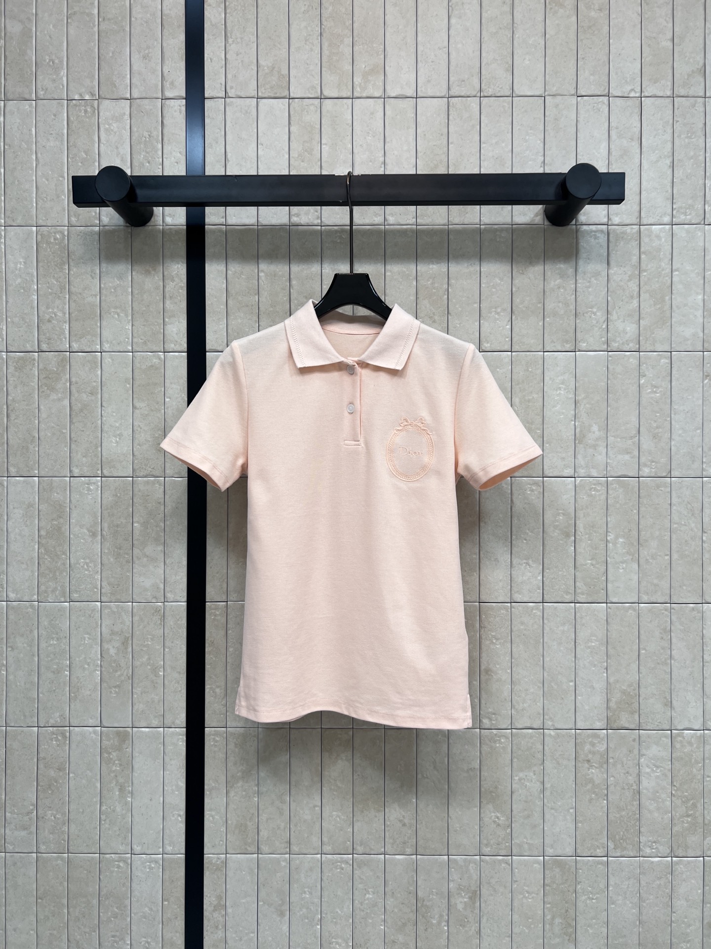 D家 26春夏新款 刺绣短袖T恤 采用纯棉面料 柔软透气 经典翻领+胸前品牌刺绣 低调又有辨识度 版型宽