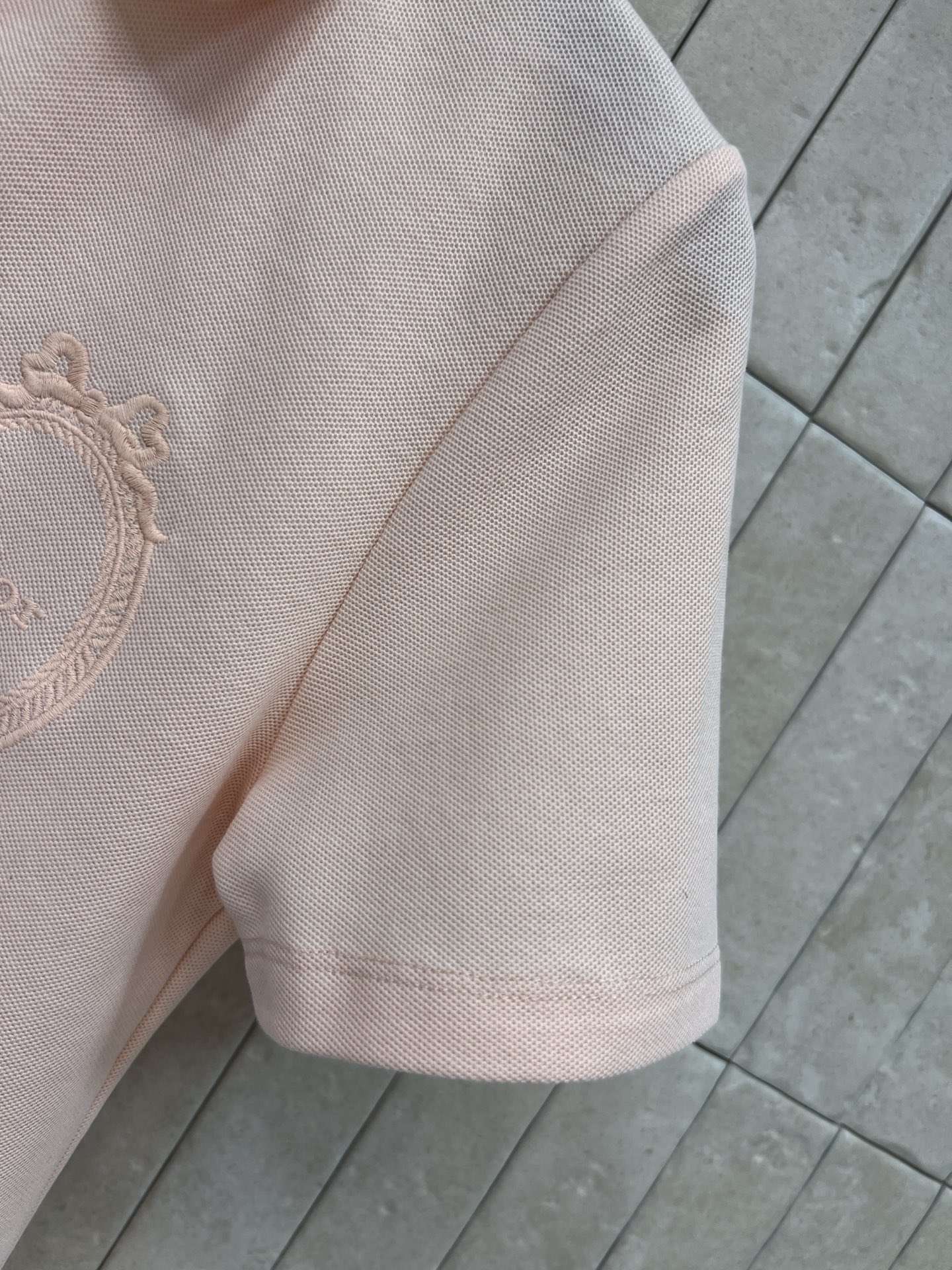 D家 26春夏新款 刺绣短袖T恤 采用纯棉面料 柔软透气 经典翻领+胸前品牌刺绣 低调又有辨识度 版型宽