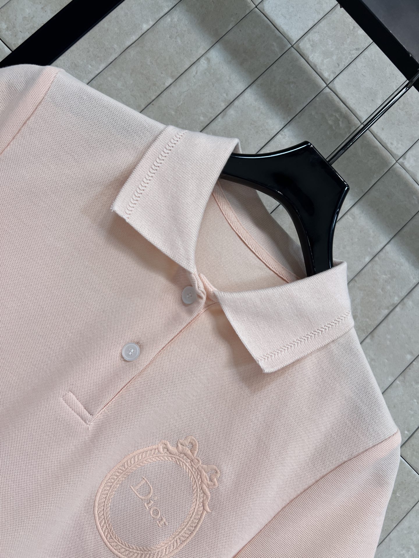 D家 26春夏新款 刺绣短袖T恤 采用纯棉面料 柔软透气 经典翻领+胸前品牌刺绣 低调又有辨识度 版型宽